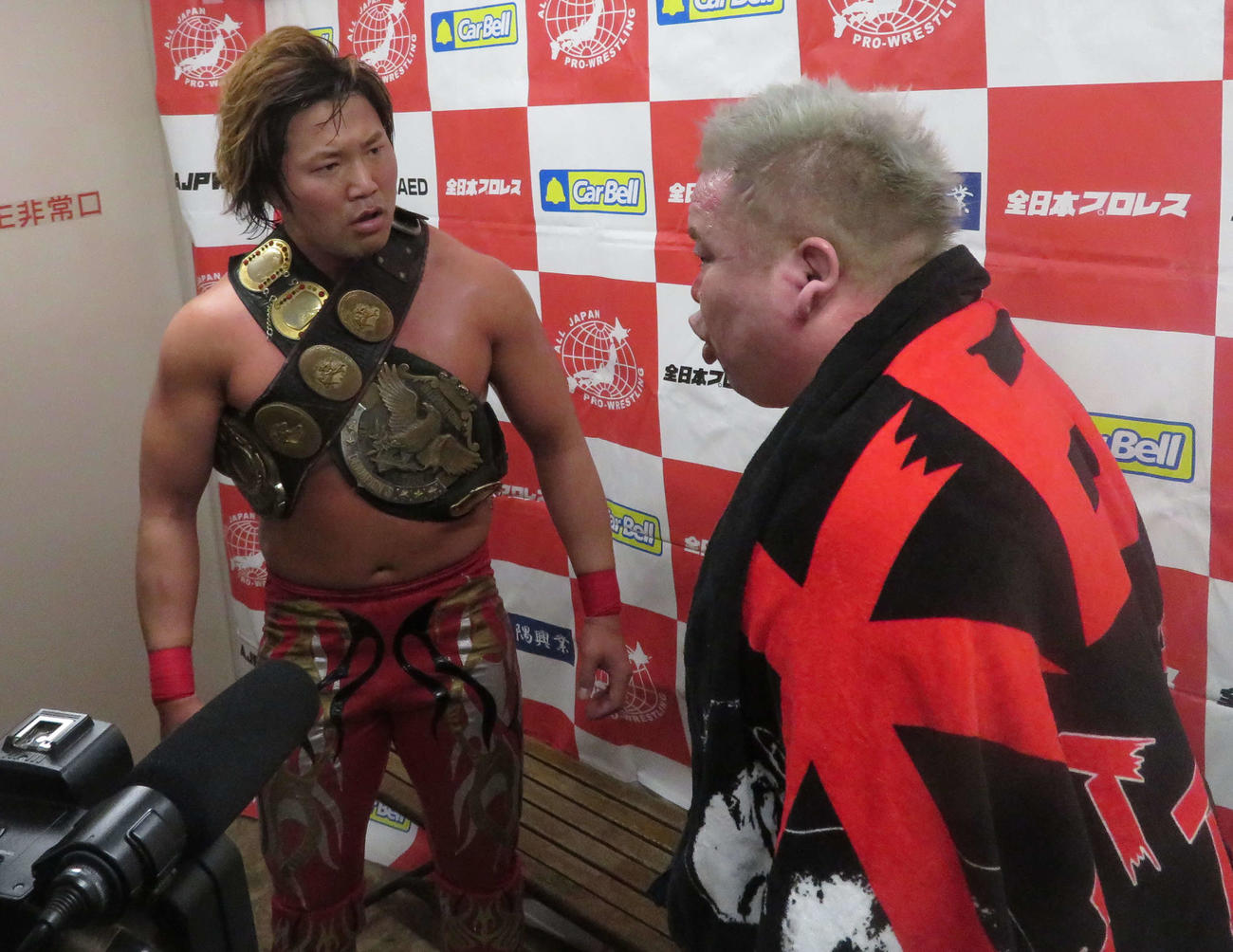 全日本後楽園大会　試合後バックステージで　にらみ合う宮原健斗（左）とアブドーラ・小林（撮影・松熊洋介）