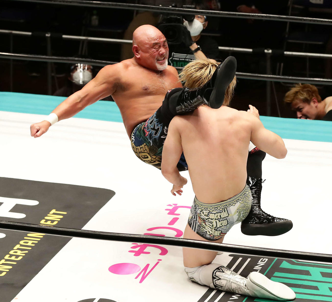 6人タッグ戦　清宮海斗（手前）にシャイニングウィザードを見舞う武藤敬司（撮影・丹羽敏通）