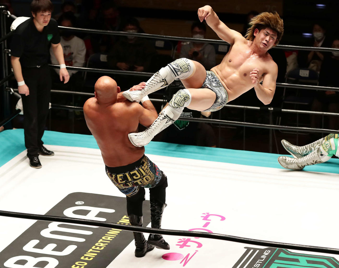 6人タッグ戦　武藤敬司（左）にドロップキックを浴びせる清宮海斗（撮影・丹羽敏通）