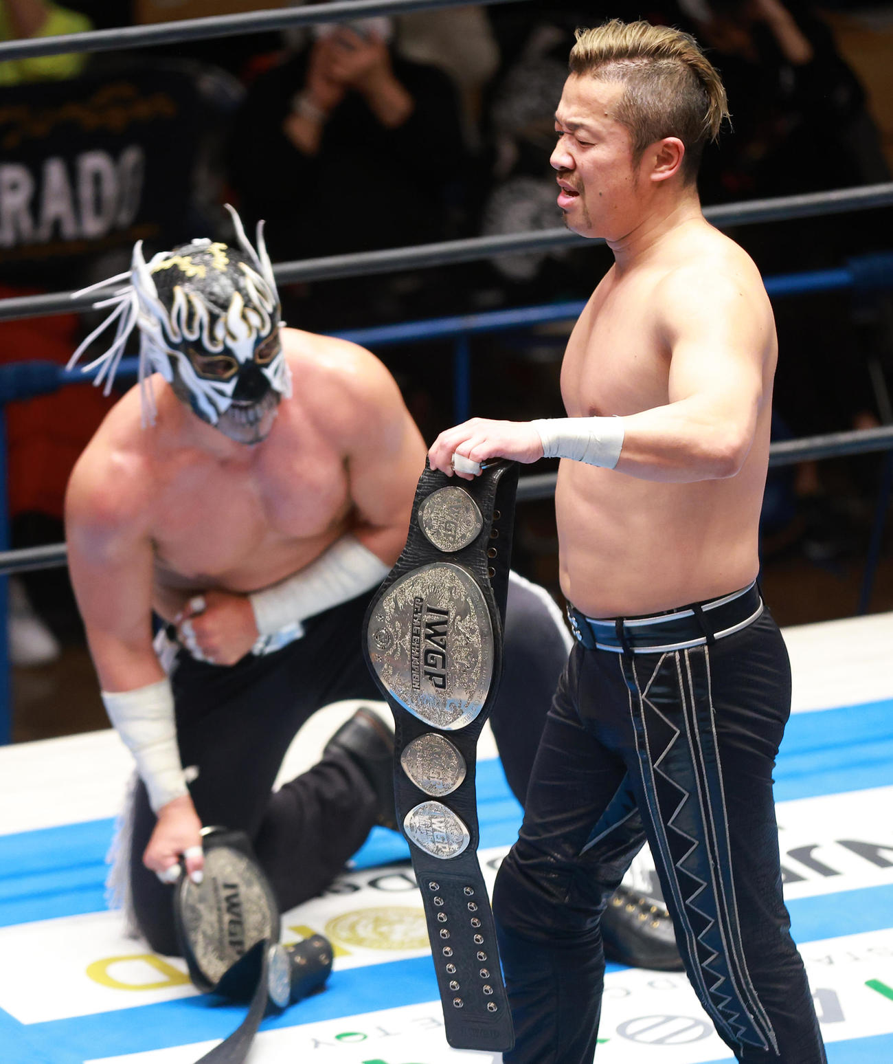 IWGPジュニアタッグ選手権を制した金丸義信（右）・エル・デスペラード組（撮影・中島郁夫）