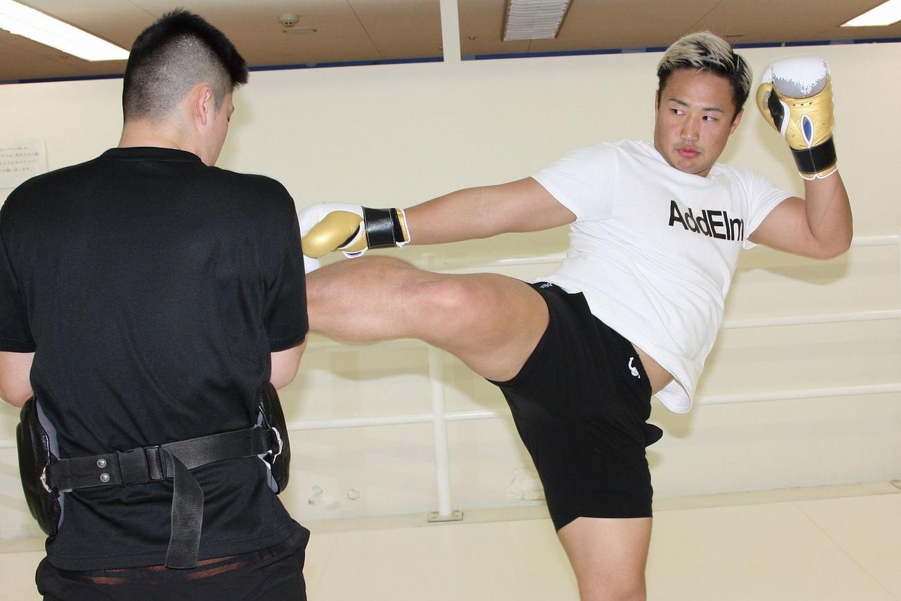 力強く右ミドルキックを蹴りこむ谷川(C)K－1
