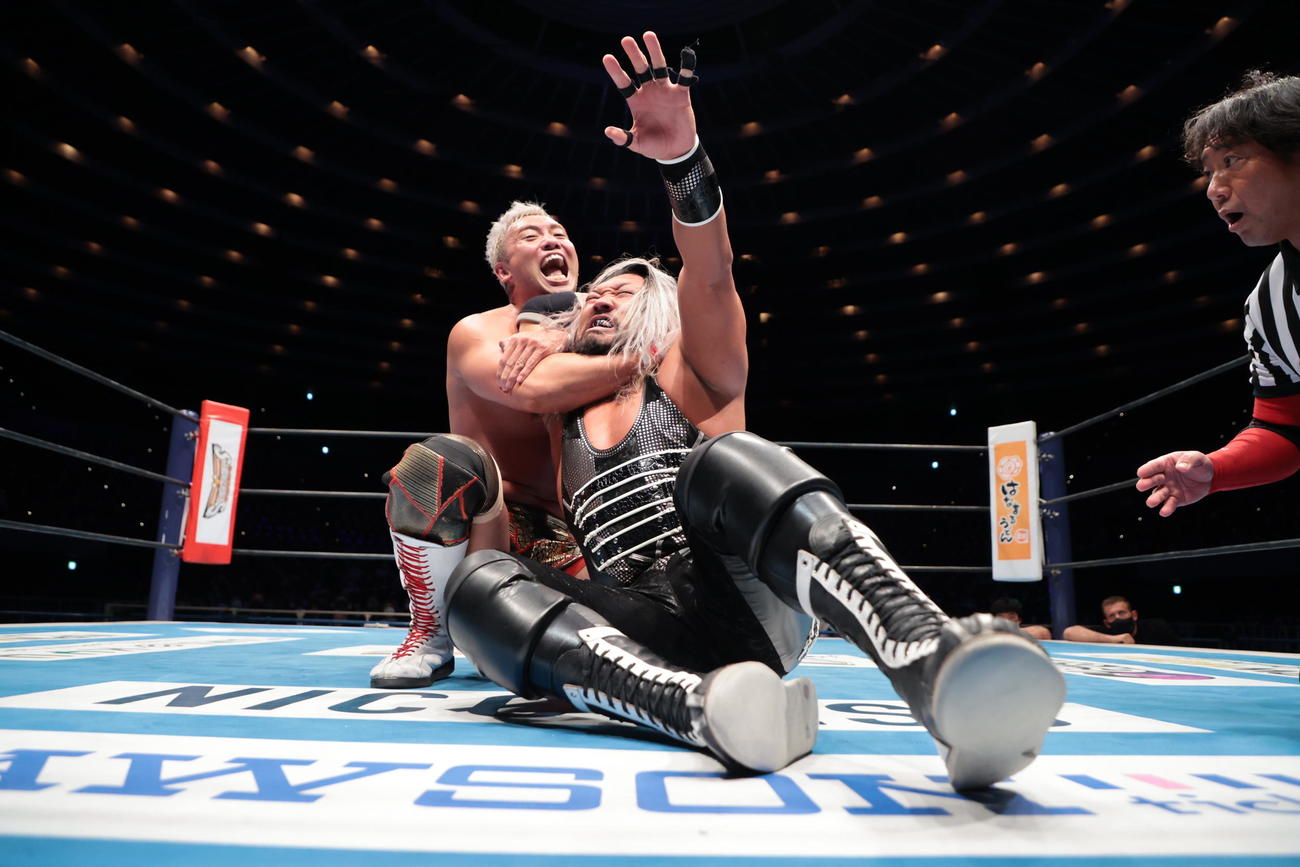 EVILをマネークリップで絞め上げるオカダ・カズチカ（新日本プロレス提供）