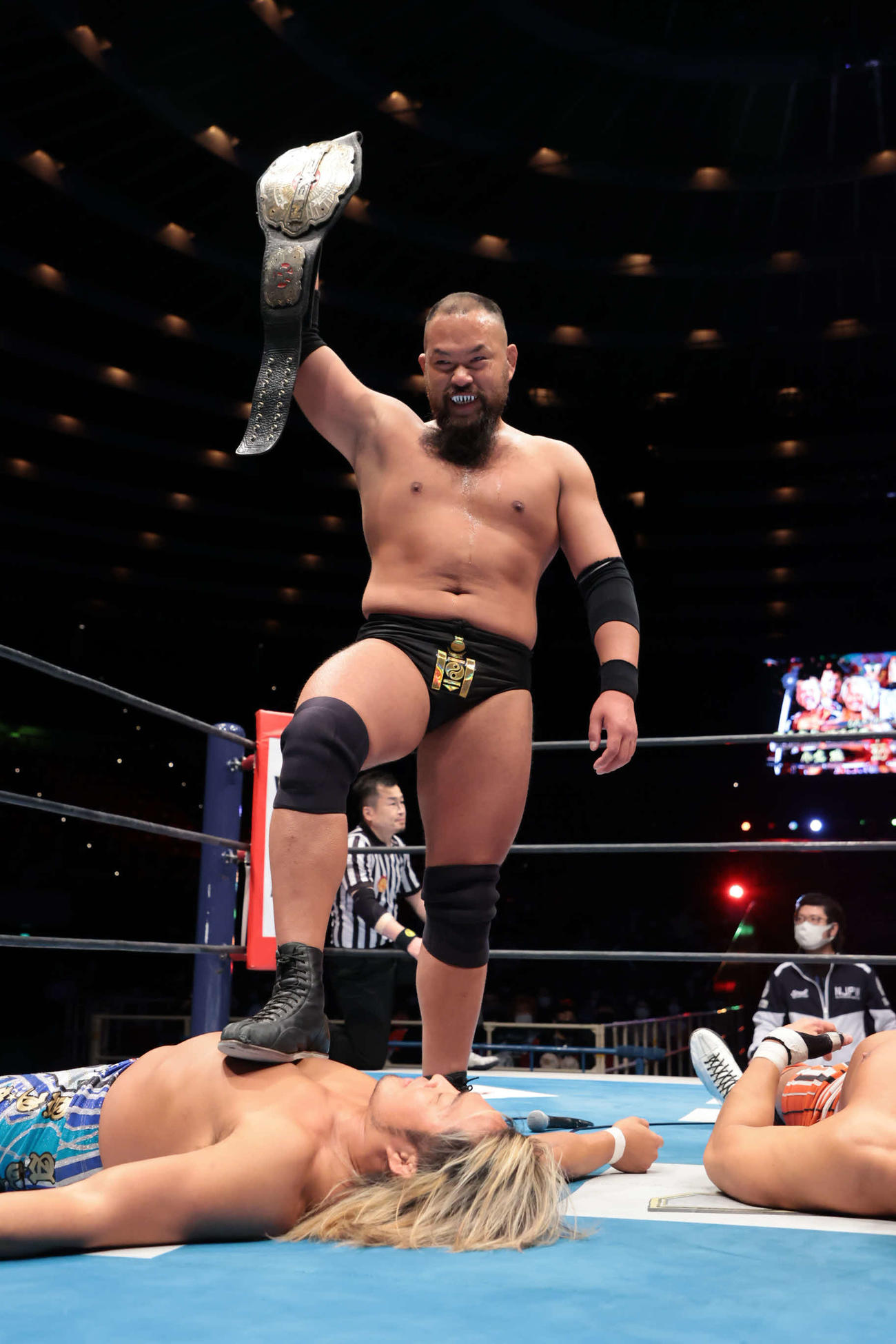 前哨戦に敗れ、グレート・O・カーンに踏み付けられる棚橋弘至（新日本プロレス提供）