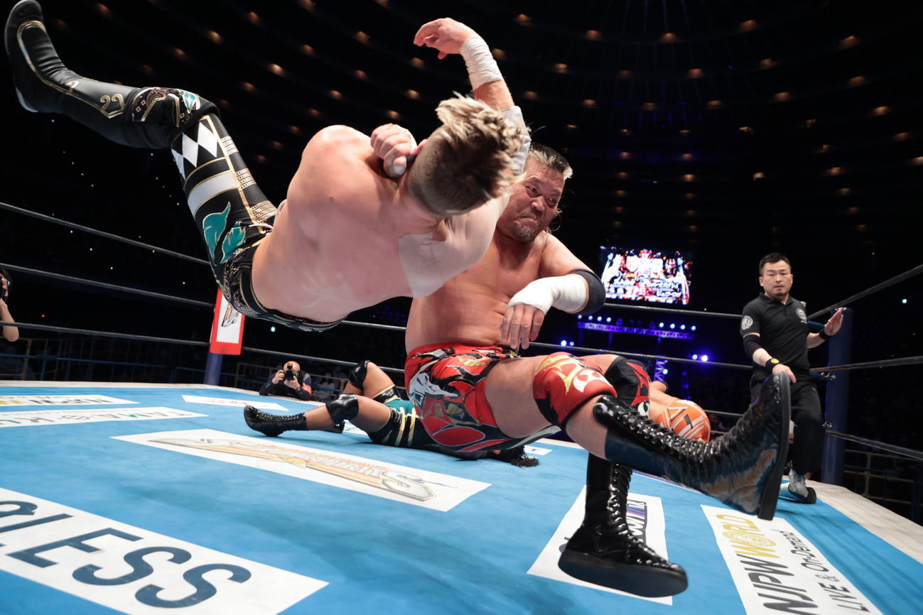 オスプレイにラリアットを決める天山（右）（C）新日本プロレス
