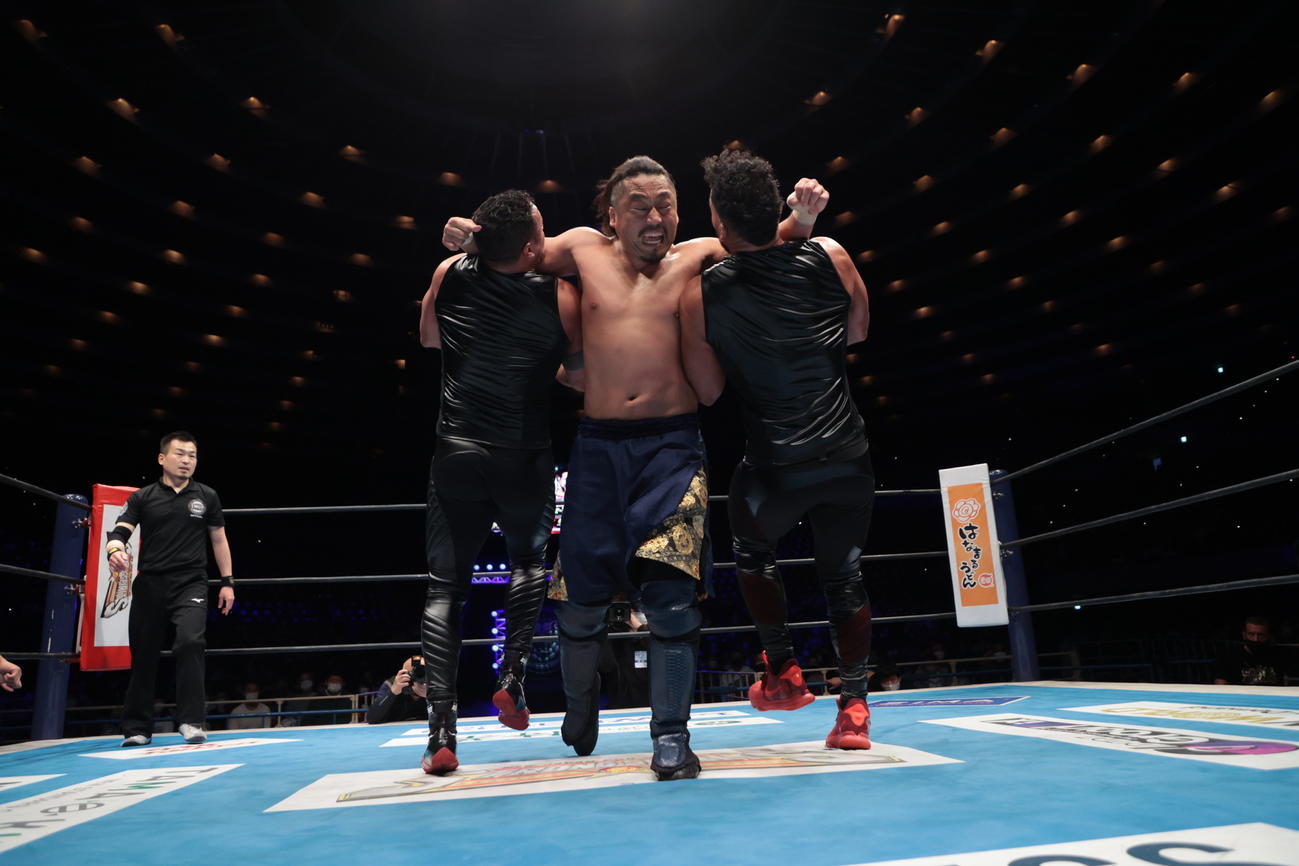 ロア、トンガ組にダブルラリアットを見舞う後藤（C）新日本プロレス