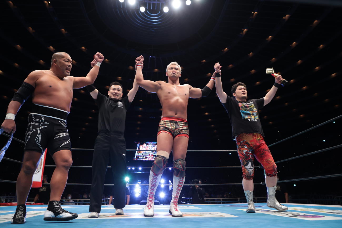 タッグ戦に勝利した左から石井、1人おいてオカダ、矢野（C）新日本プロレス