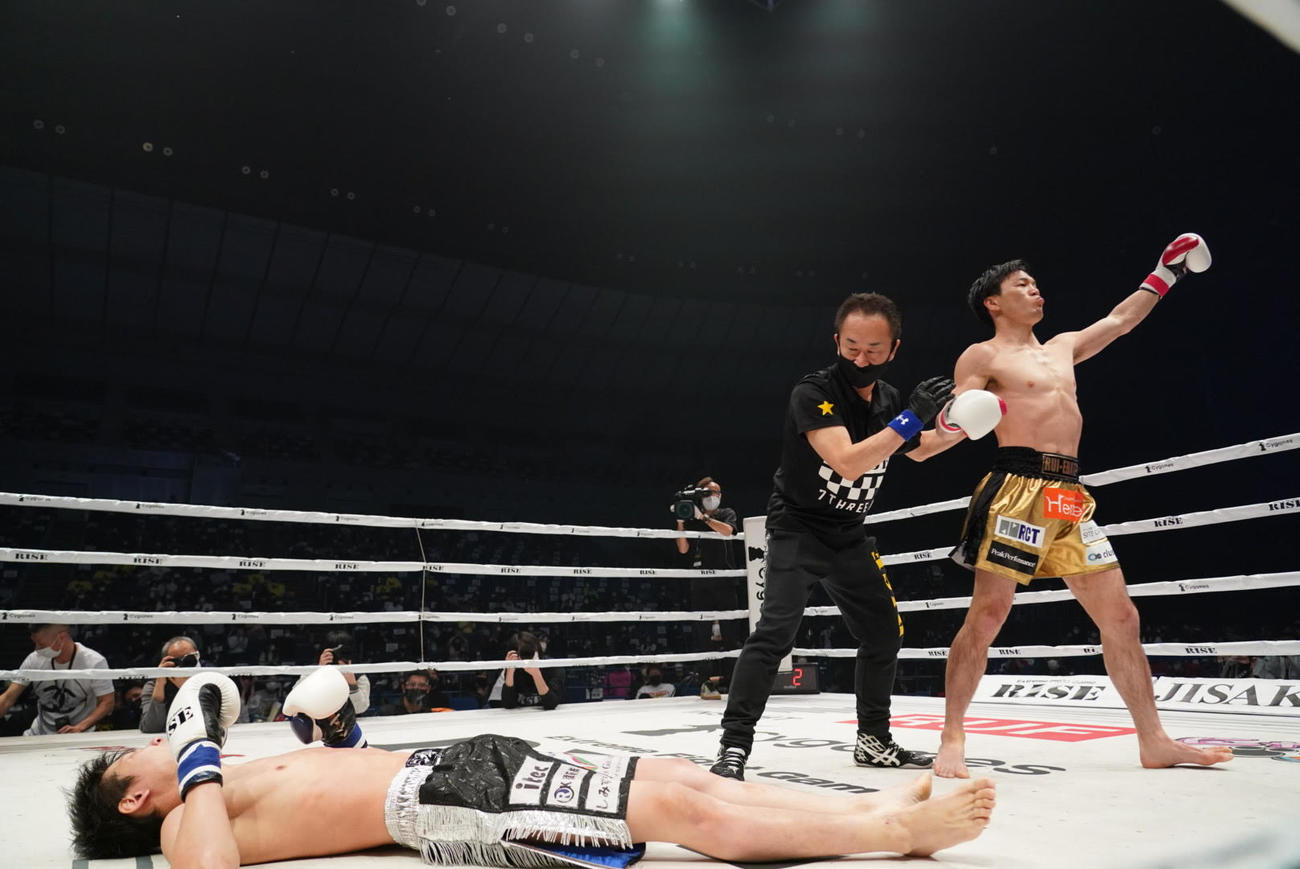 拳剛（左）にノックアウト勝ちした江幡（撮影・滝沢徹郎）