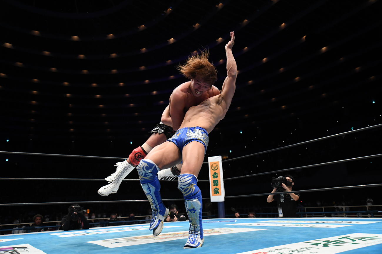 IWGPインターコンチネンタル王者飯伏（右）に旋回式DDTを繰り出す内藤（提供：新日本プロレス）