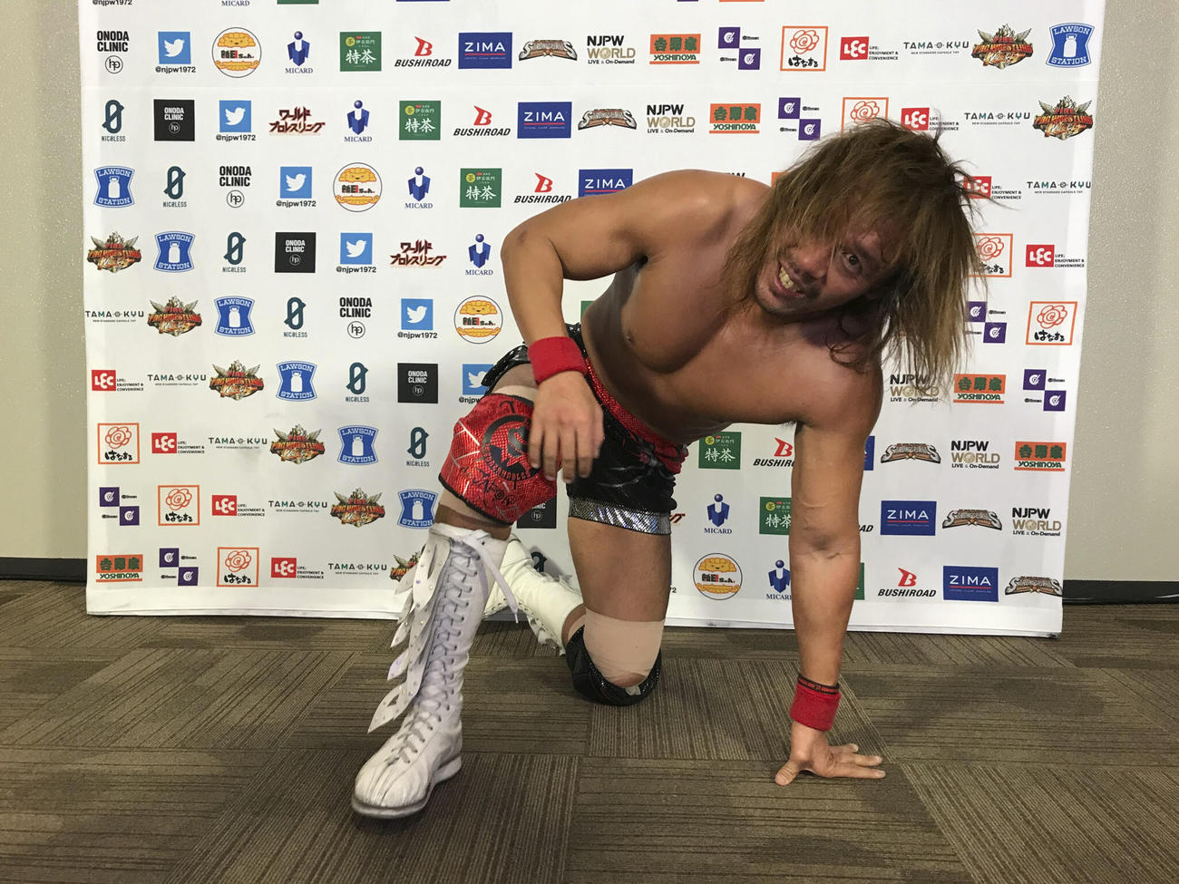 バックステージで立ち上がれないまま悔しそうな表情をうかべた内藤（新日本プロレス提供）