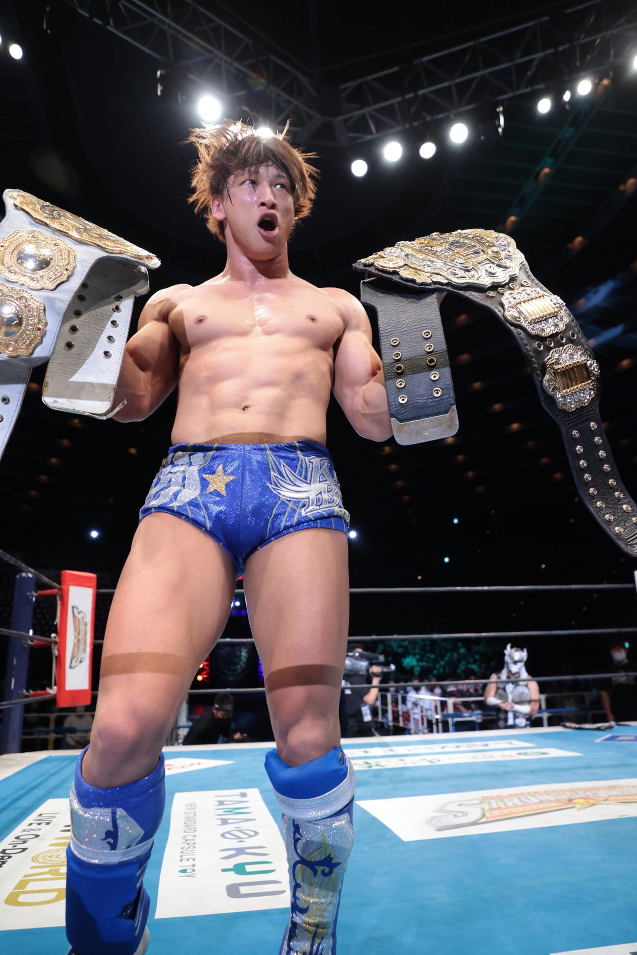 IWGPインターコンチネンタル王座の3度目防衛を成功させ、IWGPヘビー級王座のベルトとともに掲げた王者飯伏（提供：新日本プロレス）