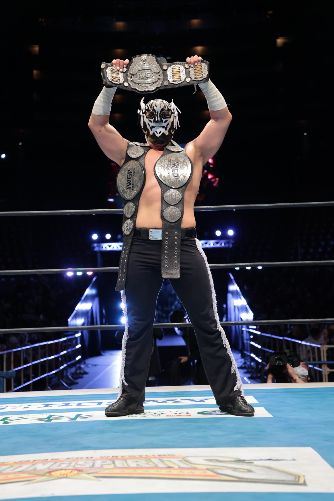 IWGPジュニアヘビー級王座ベルトを掲げるエル・デスペラード。両肩には25日に獲得したIWGPジュニアタッグ王座ベルト（新日本プロレス提供）