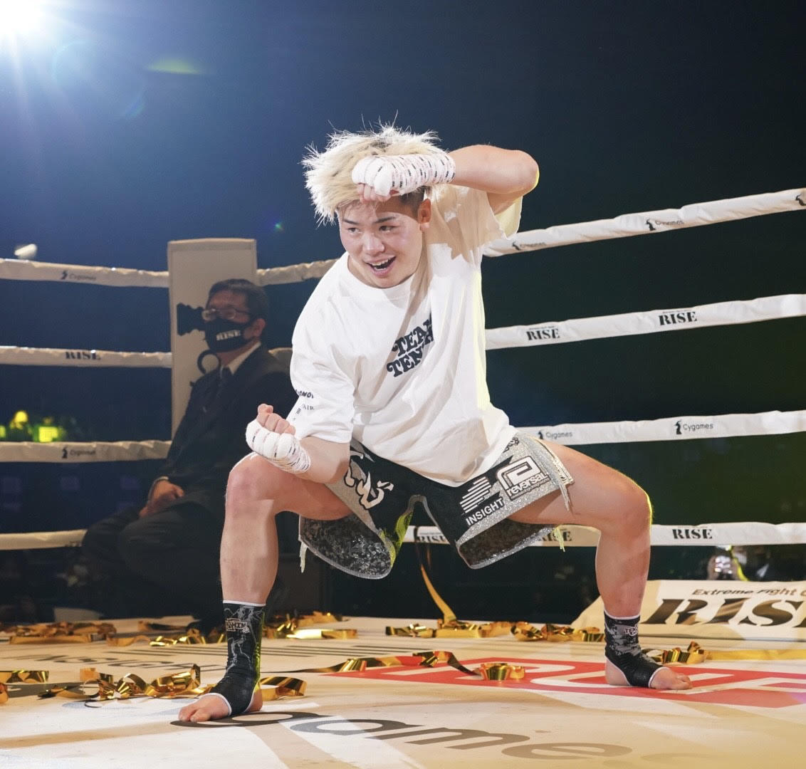 試合後、ポーズを決める那須川（撮影•滝沢徹郎）
