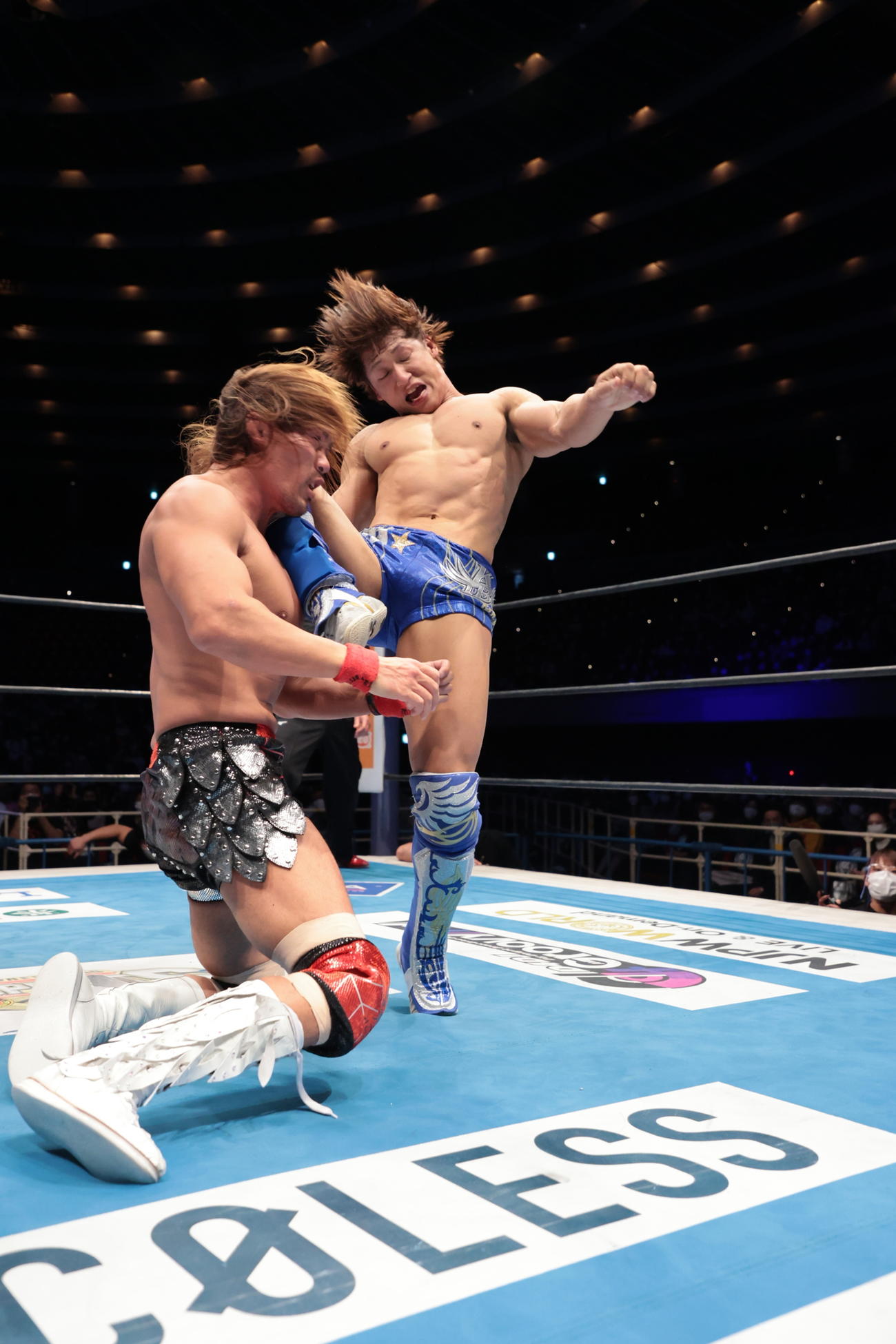 カミゴェを内藤（左）に蹴りこむ飯伏（新日本プロレス提供）