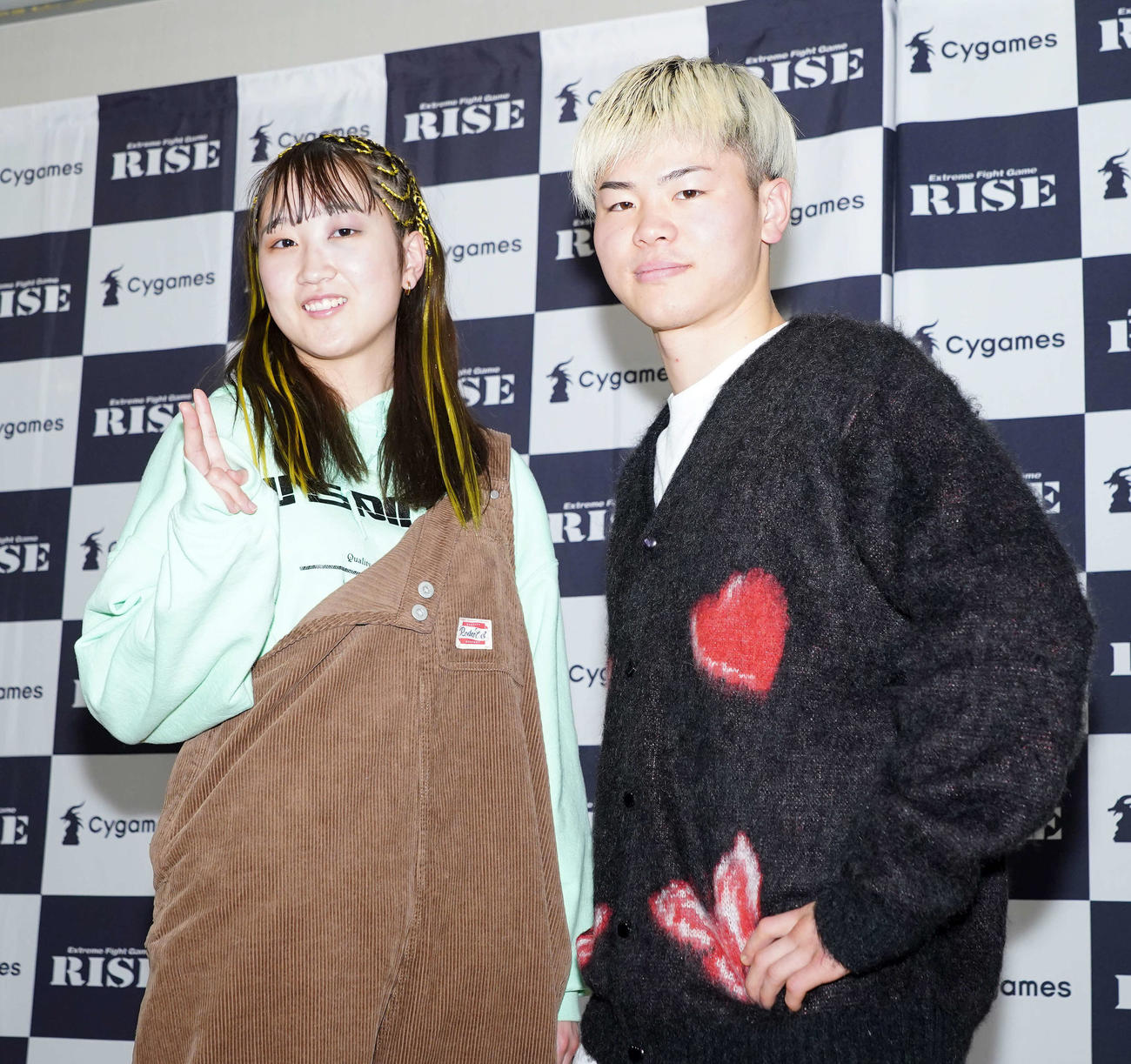 RISE横浜大会の一夜明け会見に臨み写真に納まる那須川天心（右）と寺山日葵（撮影・江口和貴）
