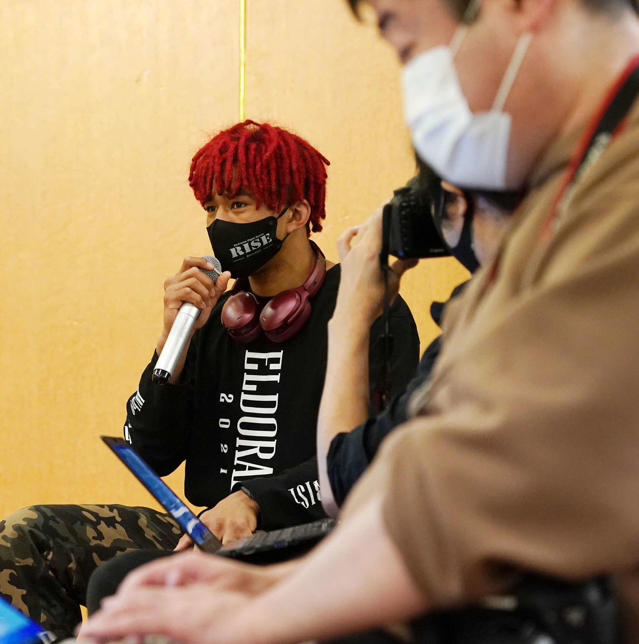 RISE横浜大会の一夜明け会見で那須川に質問するベイノア（撮影・江口和貴）