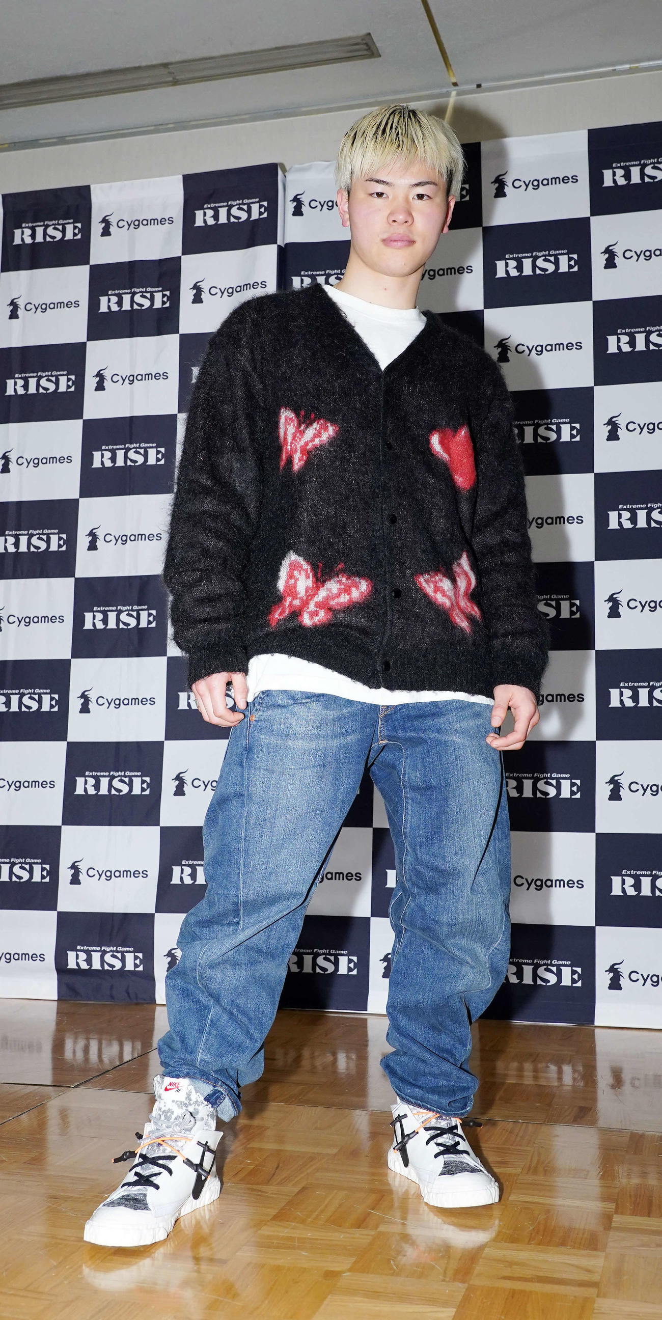 RISE横浜大会の一夜明け会見に臨み写真に納まる那須川天心（撮影・江口和貴）