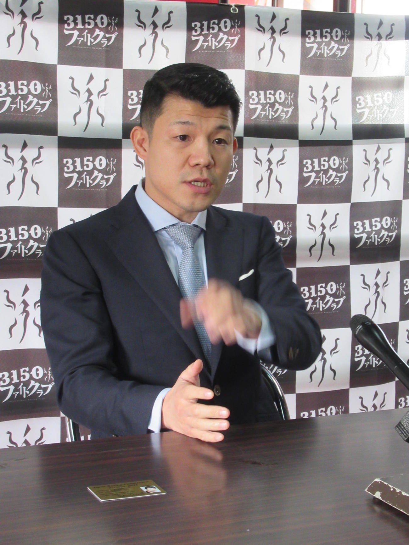 3150ファイトクラブのジム開きで会見に応じた亀田興毅会長（撮影・実藤健一）