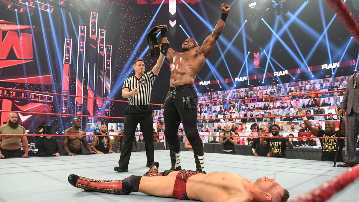 ミズ（手前）を下し、WWEヘビー級王座を手にしたラシュリー（C）2021 WWE, Inc. All Rights Reserved.