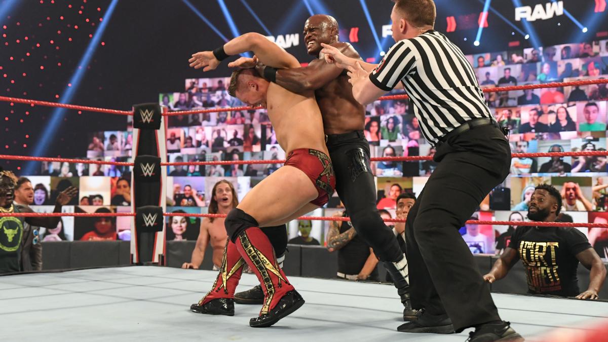 WWEヘビー級王者ミズ（左端）とランバージャック形式で王座挑戦した挑戦者ラシュリー（中央）（C）2021 WWE, Inc. All Rights Reserved.