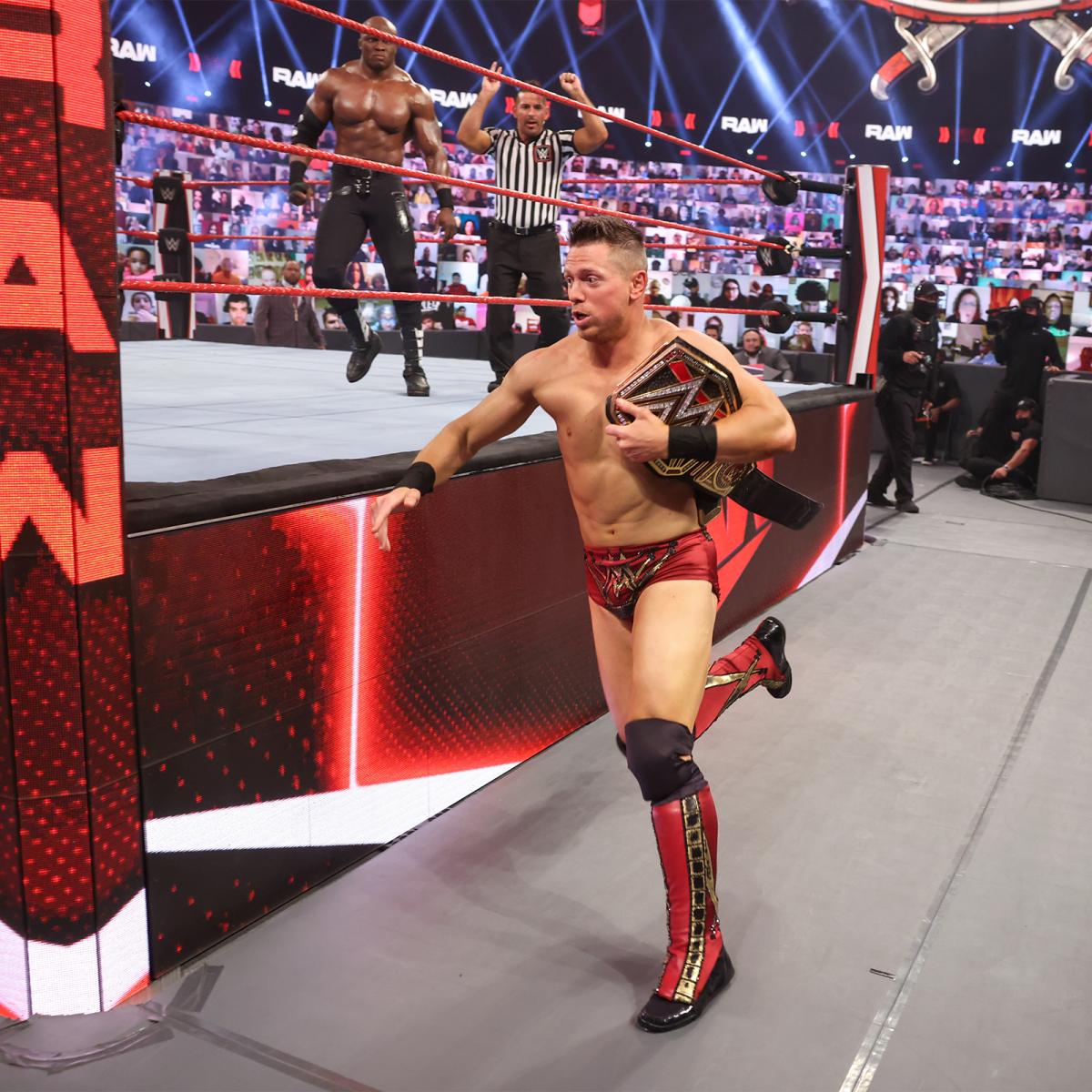 挑戦者ラシュリー（左奥）との王座戦から逃亡するWWEヘビー級王者ミズ（C）2021 WWE, Inc. All Rights Reserved.