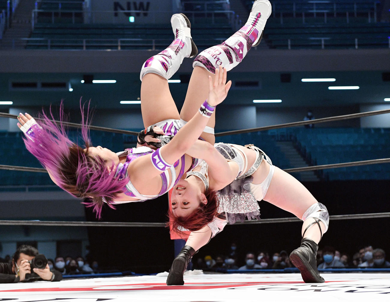 AZM（左）をジャーマンスープレックスで投げつけるなつぽい（撮影・滝沢徹郎）