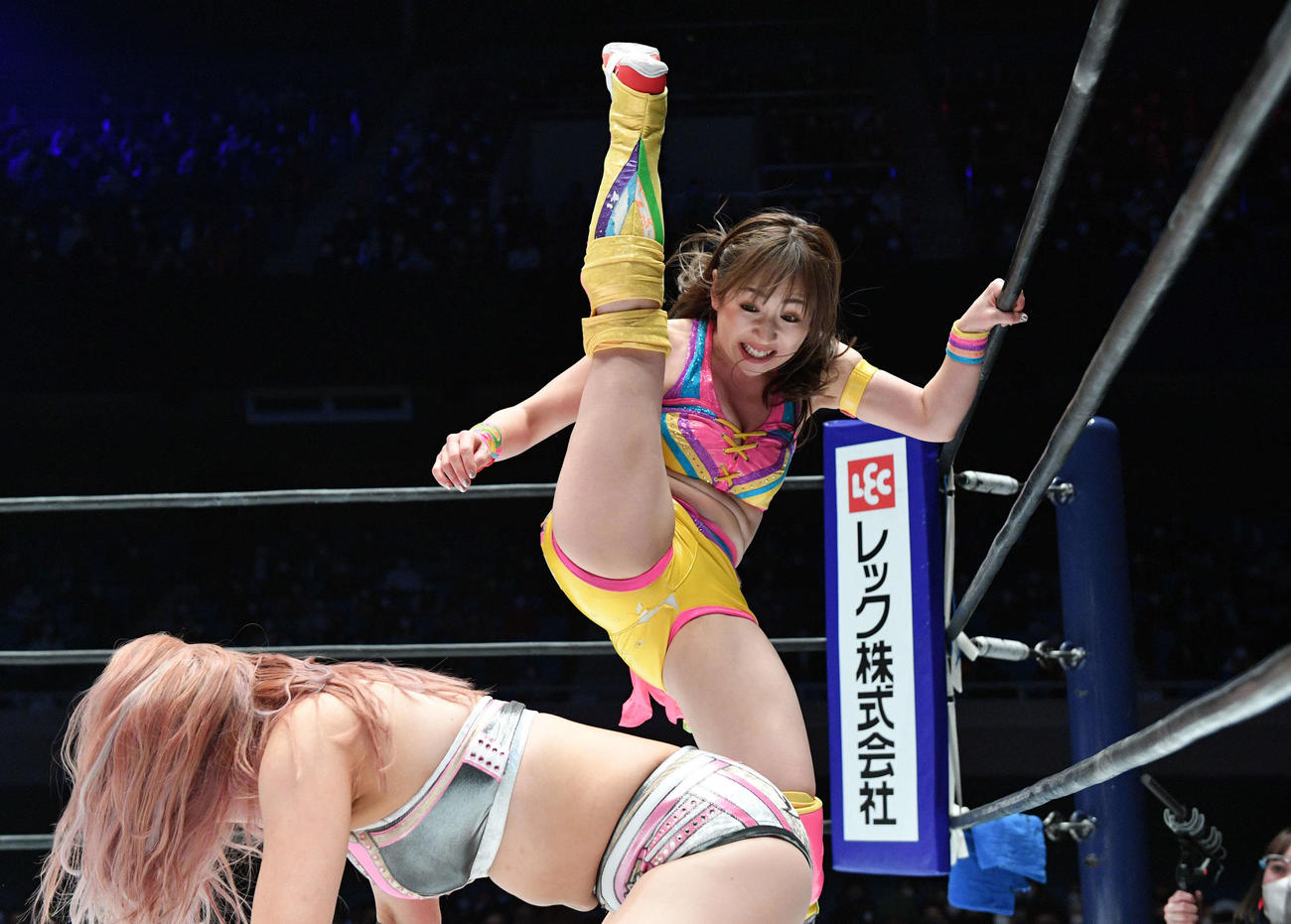スターダム・オールスター・ランブルで「ゆずポンキック」を披露する愛川ゆず季（上）（撮影・滝沢徹郎）