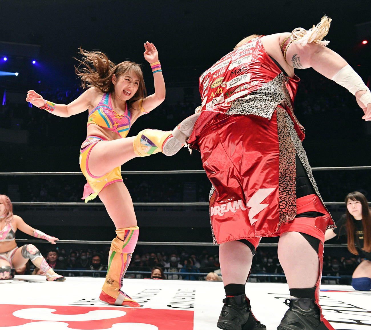 スターダム・オールスター・ランブルで長与千種（右）にキックを見舞う愛川ゆず季（撮影・滝沢徹郎）