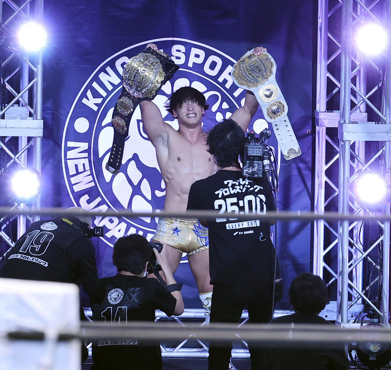 飯伏幸太対エル・デスペラード　勝利した飯伏幸太は2本のベルトを掲げて雄たけびを上げる（撮影・浅見桂子）
