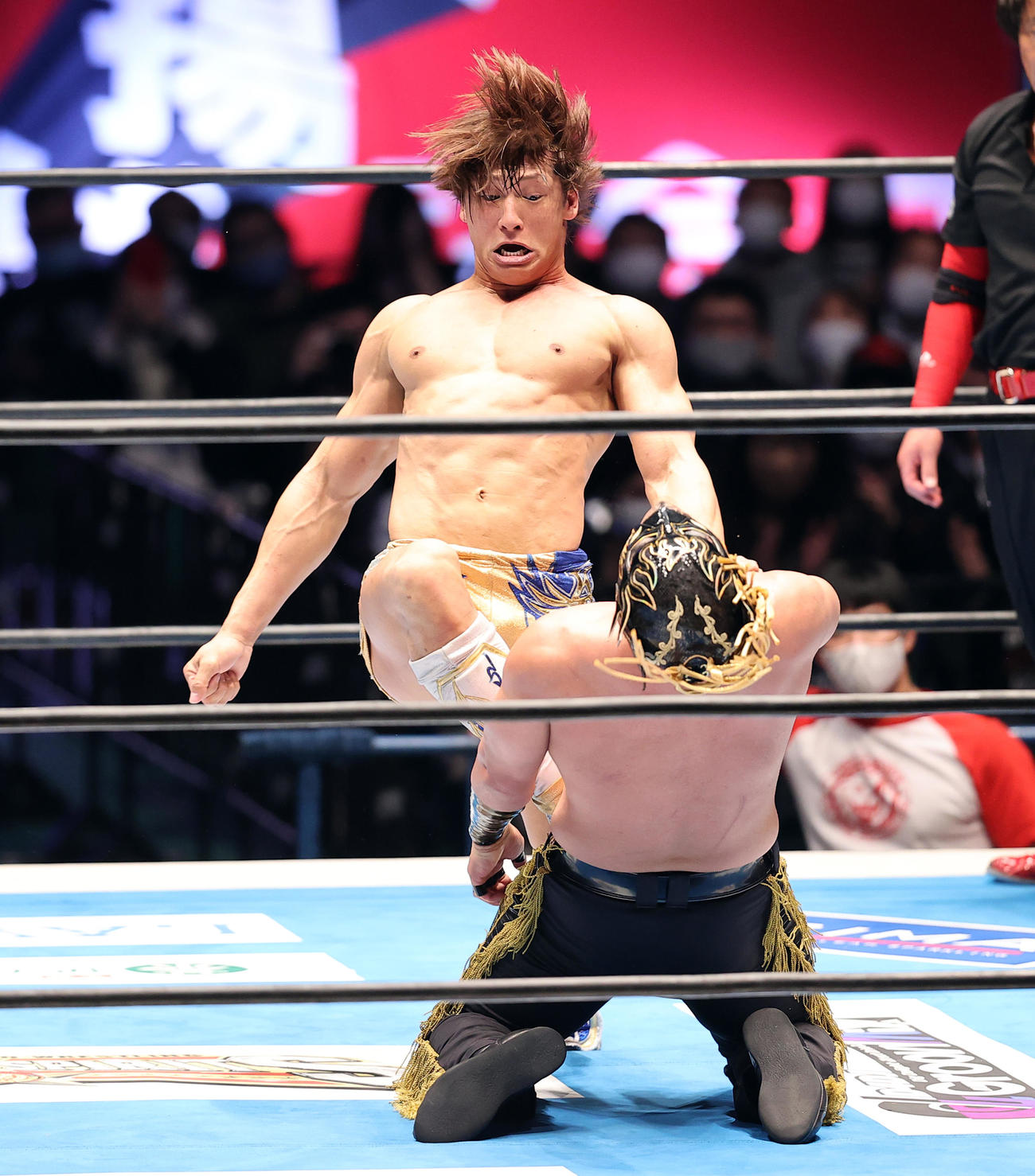 飯伏幸太対エル・デスペラード　エル・デスペラード（手前）にカミゴェを見舞って試合を決める飯伏幸太（撮影・浅見桂子）