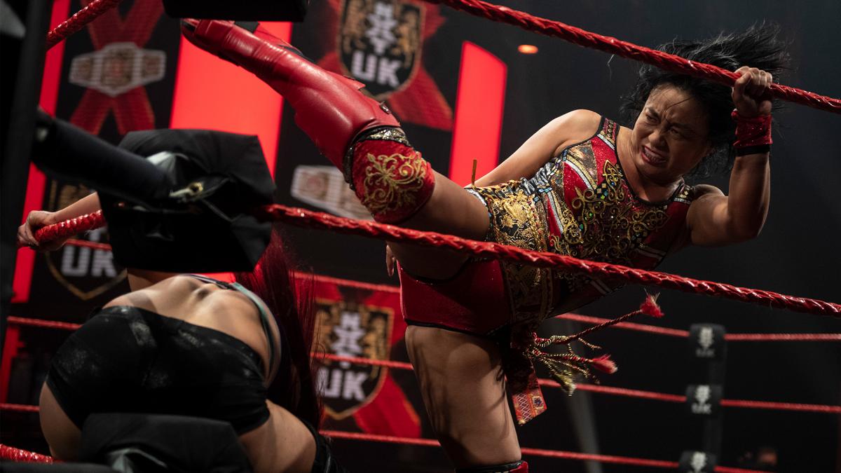 コーナーに追い詰めたNXT UK女子王者レイ（左）にミドルキックをかわされる里村（Ｃ）2021 WWE, Inc. All Rights Reserved.