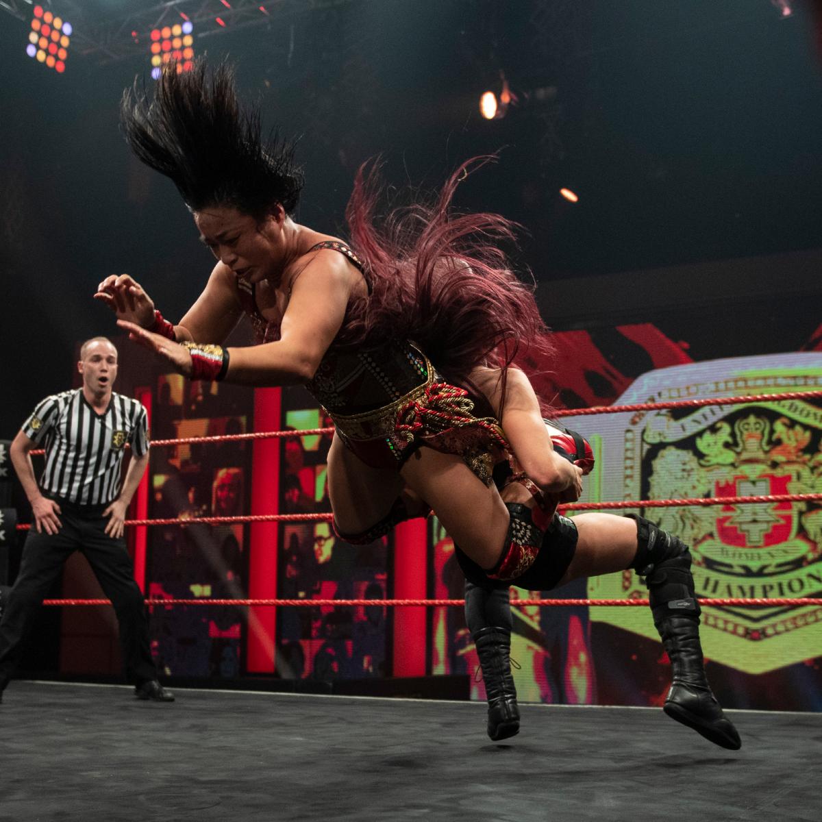 NXT UK女子王者レイ（右）のゴリーボムを浴びた里村明衣子（Ｃ）2021 WWE, Inc. All Rights Reserved.