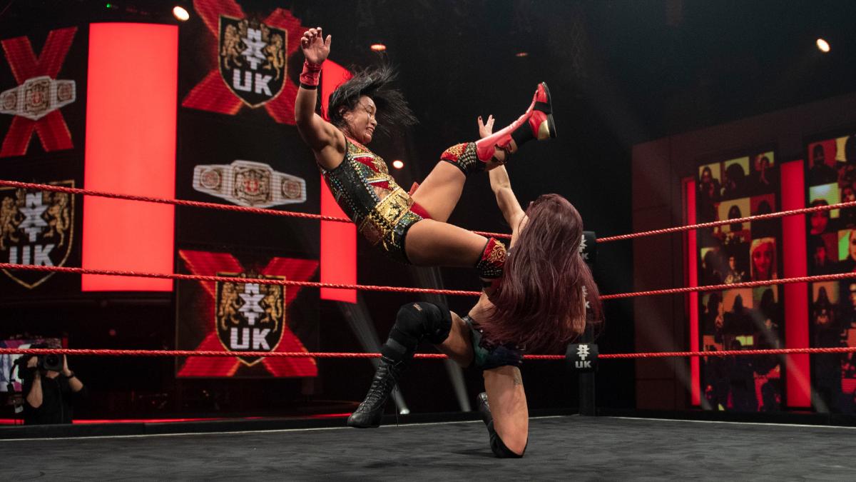 NXT UK女子王者レイ（右）にスコーピオライジングを封じられる里村（Ｃ）2021 WWE, Inc. All Rights Reserved.
