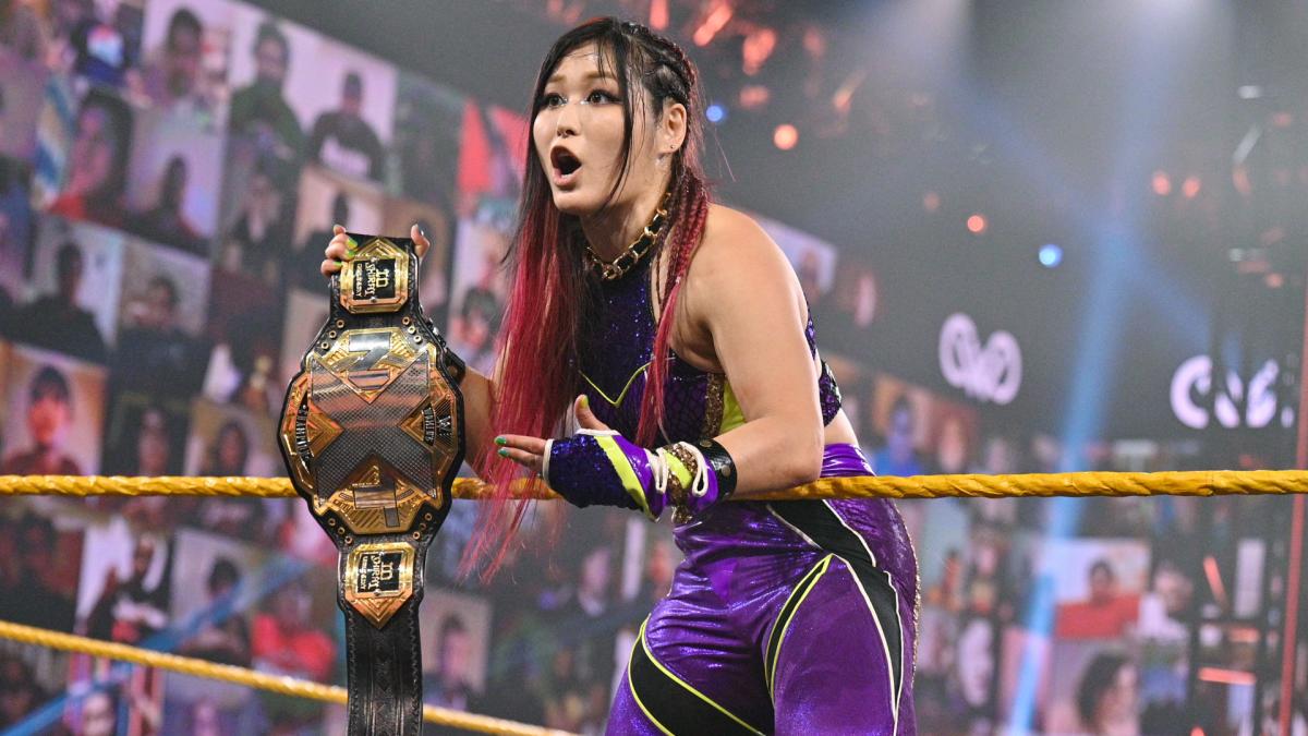 前週のNXT大会でステージに姿をみせたストームと神経戦を展開したNXT女子王者紫雷（C）2021　WWE，　Inc.　All　Rights　Reserved.