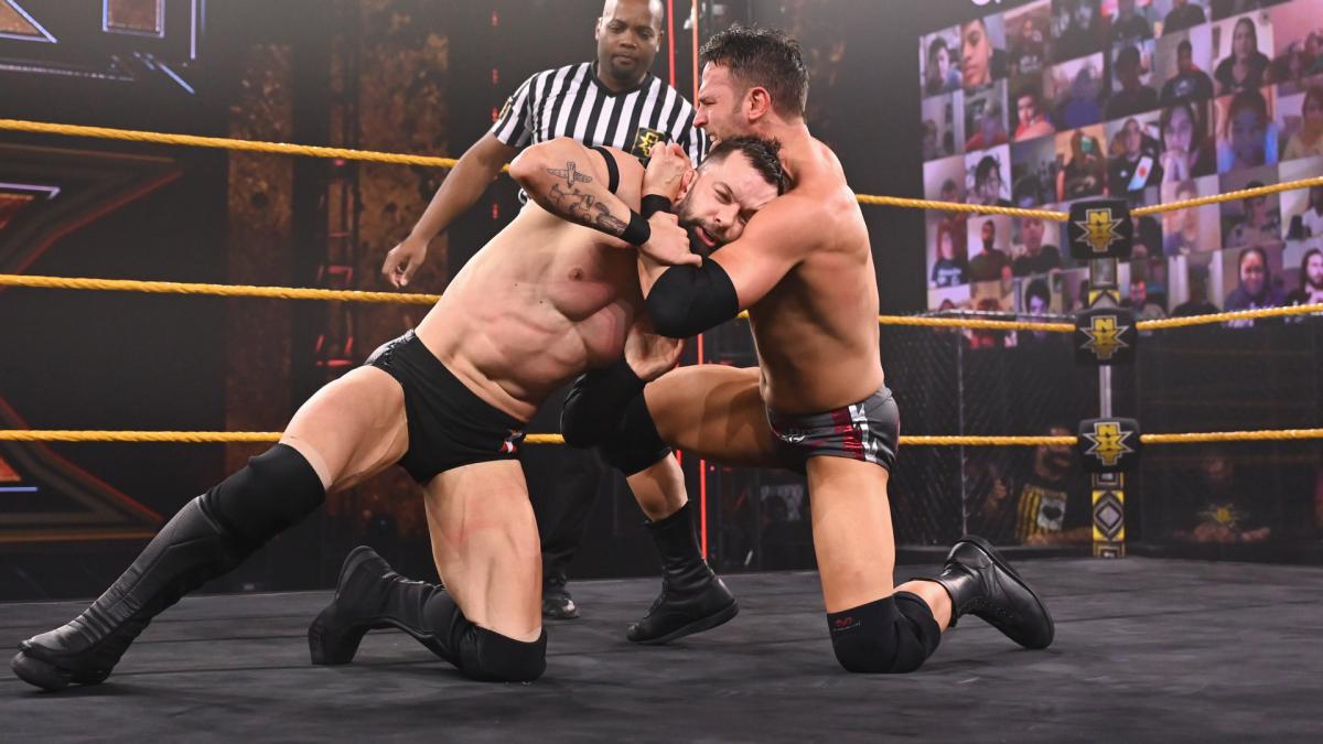 ストロング（右）とのノンタイトルのシングル戦に臨んだNXT王者ベイラー（C）2021　WWE，　Inc.　All　Rights　Reserved.
