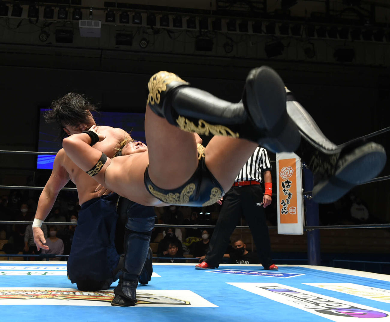 新日本後楽園大会　タイチ（右）に牛殺しをさく裂させる後藤洋央紀（新日本プロレス提供）