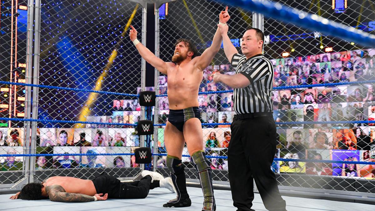 ジェイ・ウーソ（左端）を下し、勝ち名乗りを受けたダニエル・ブライアン（中央）（C）2021 WWE, Inc. All Rights Reserved.