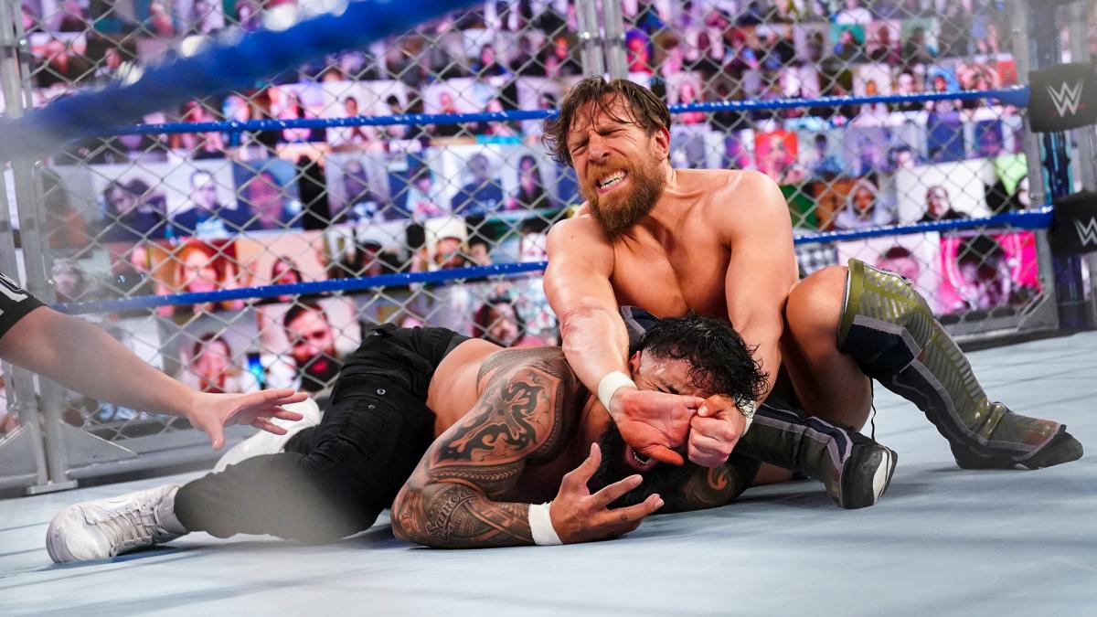 ジェイ・ウーソ（左）にイエスロックを仕掛けたダニアル・ブライアン（C）2021 WWE, Inc. All Rights Reserved.