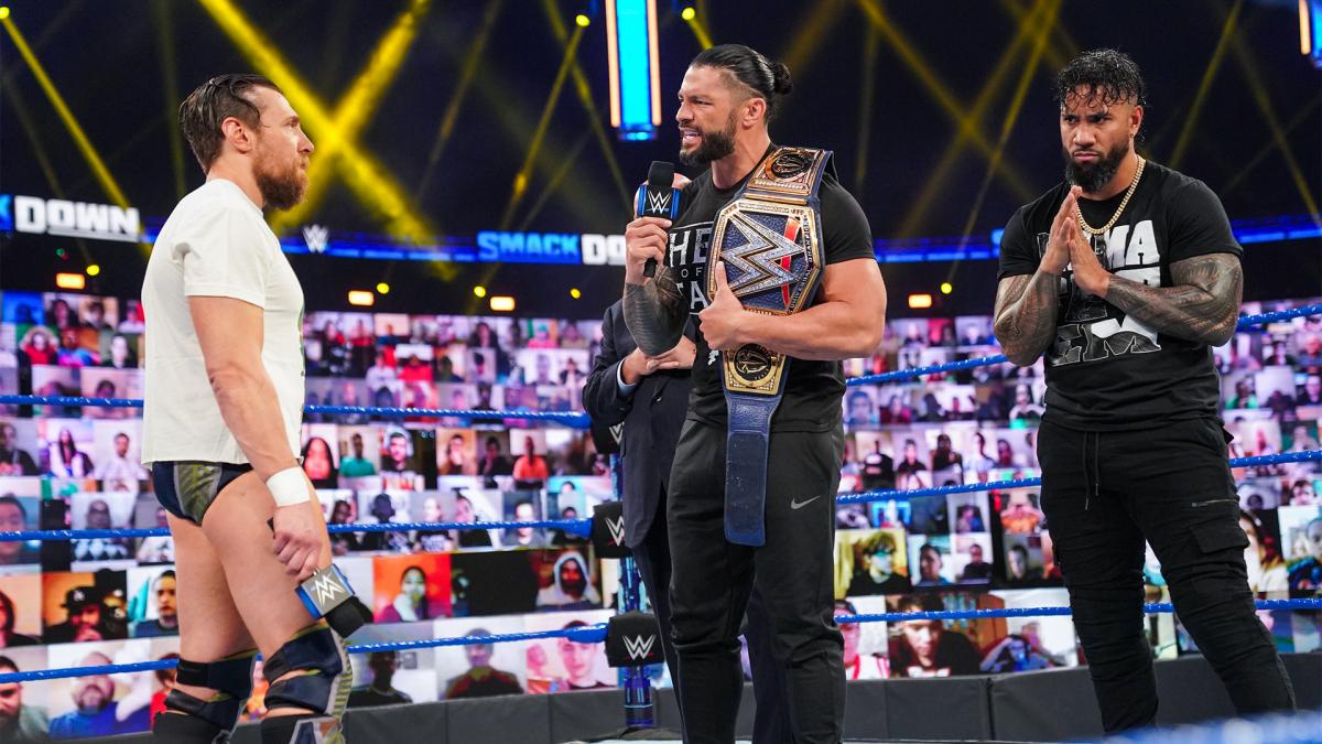 WWEユニバーサル王者ローマン・レインズ（中央）、ジェイ・ウーソ（右端）と向き合うダニエル・ブライアン（C）2021 WWE, Inc. All Rights Reserved.