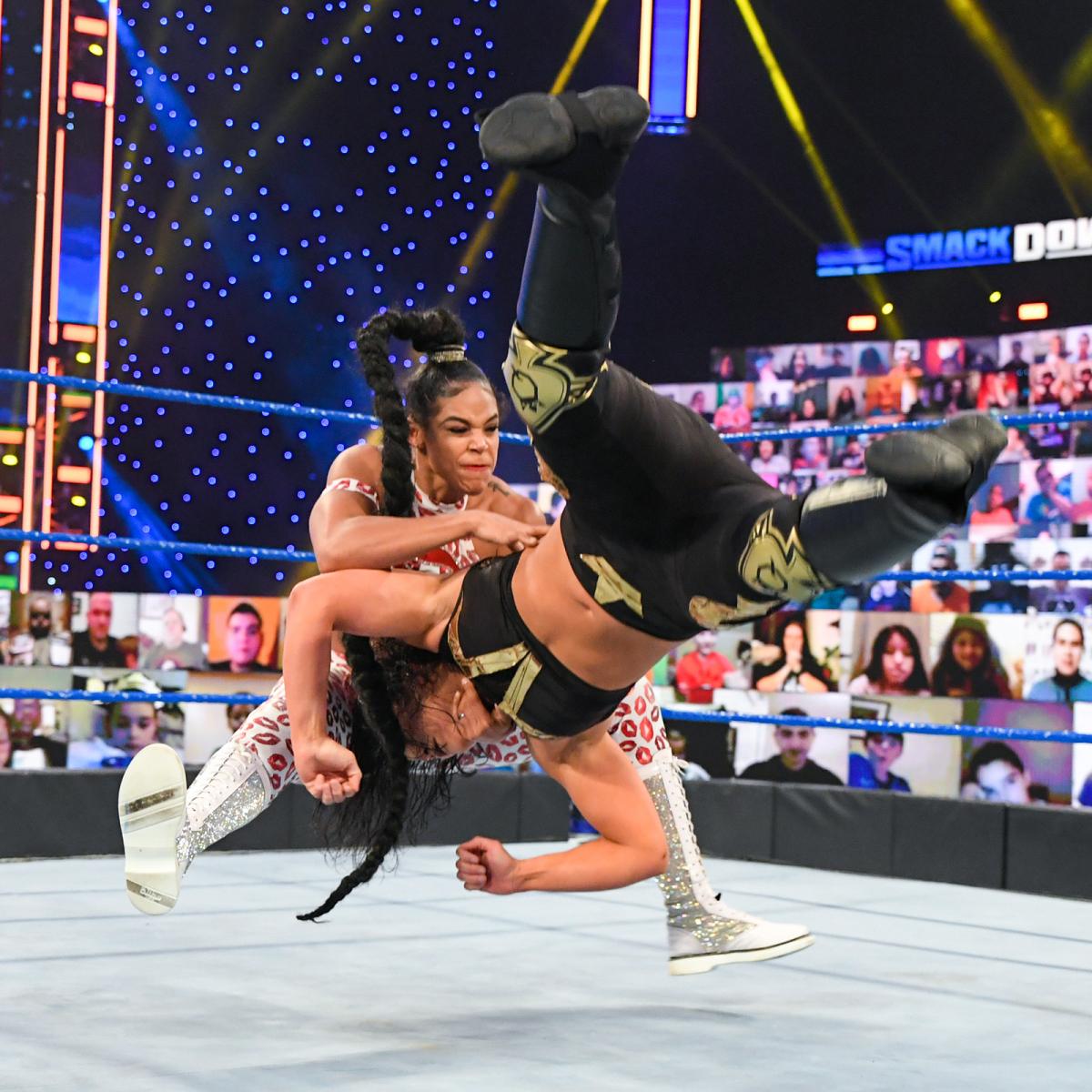 シェイナ・ベイズラー（手前）にキス・オブ・デスを決めたビアンカ・ブレア（C）2021 WWE, Inc. All Rights Reserved.