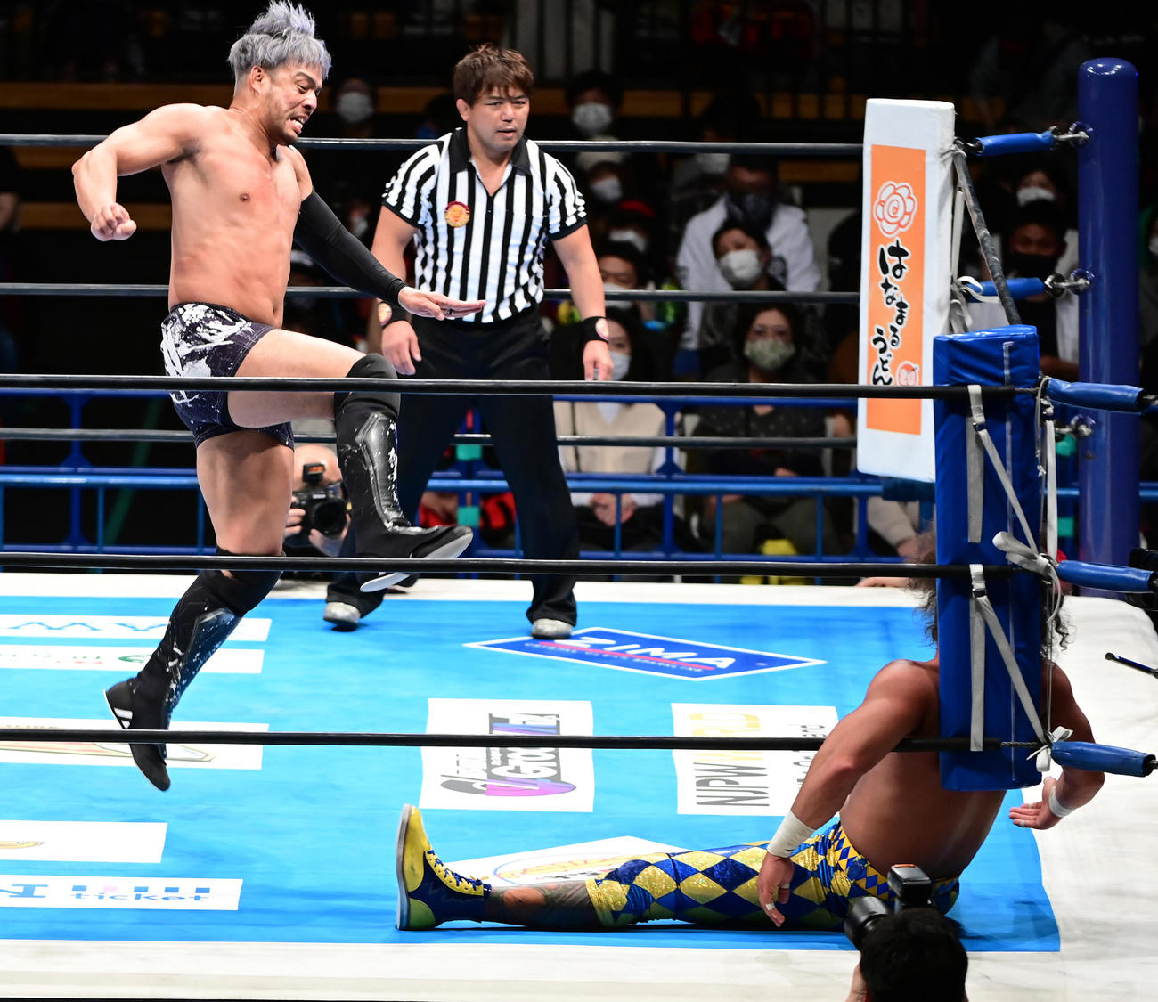 コーナーに座り込むロビンソン（右）にキックを浴びせるKENTA（撮影・小沢裕）