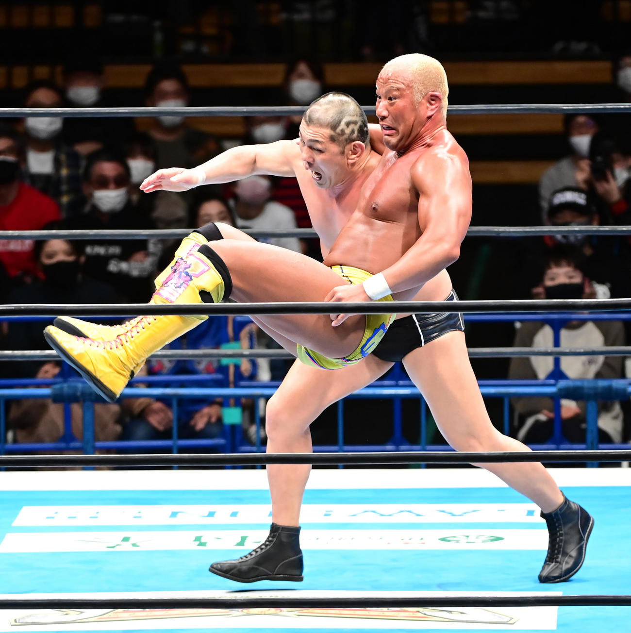 鈴木（左）にフェースクラッシャーを浴びせる本間（撮影・小沢裕）