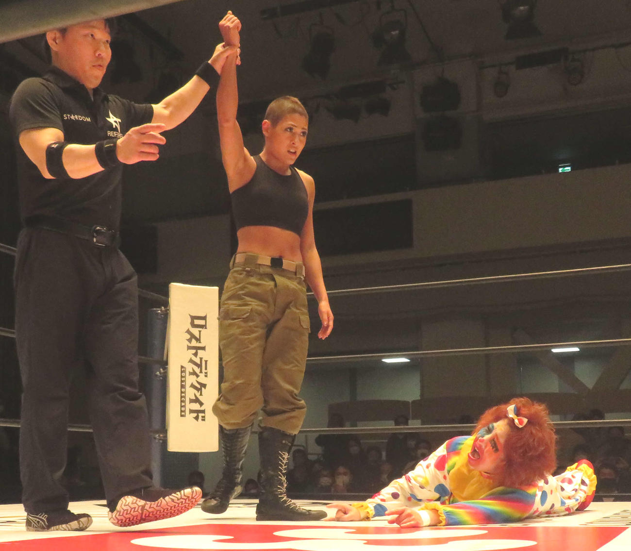 髪を切った姿でリングに上がり、ゴキゲンです☆（右）に勝利したジュリア（中央）（撮影・松熊洋介）