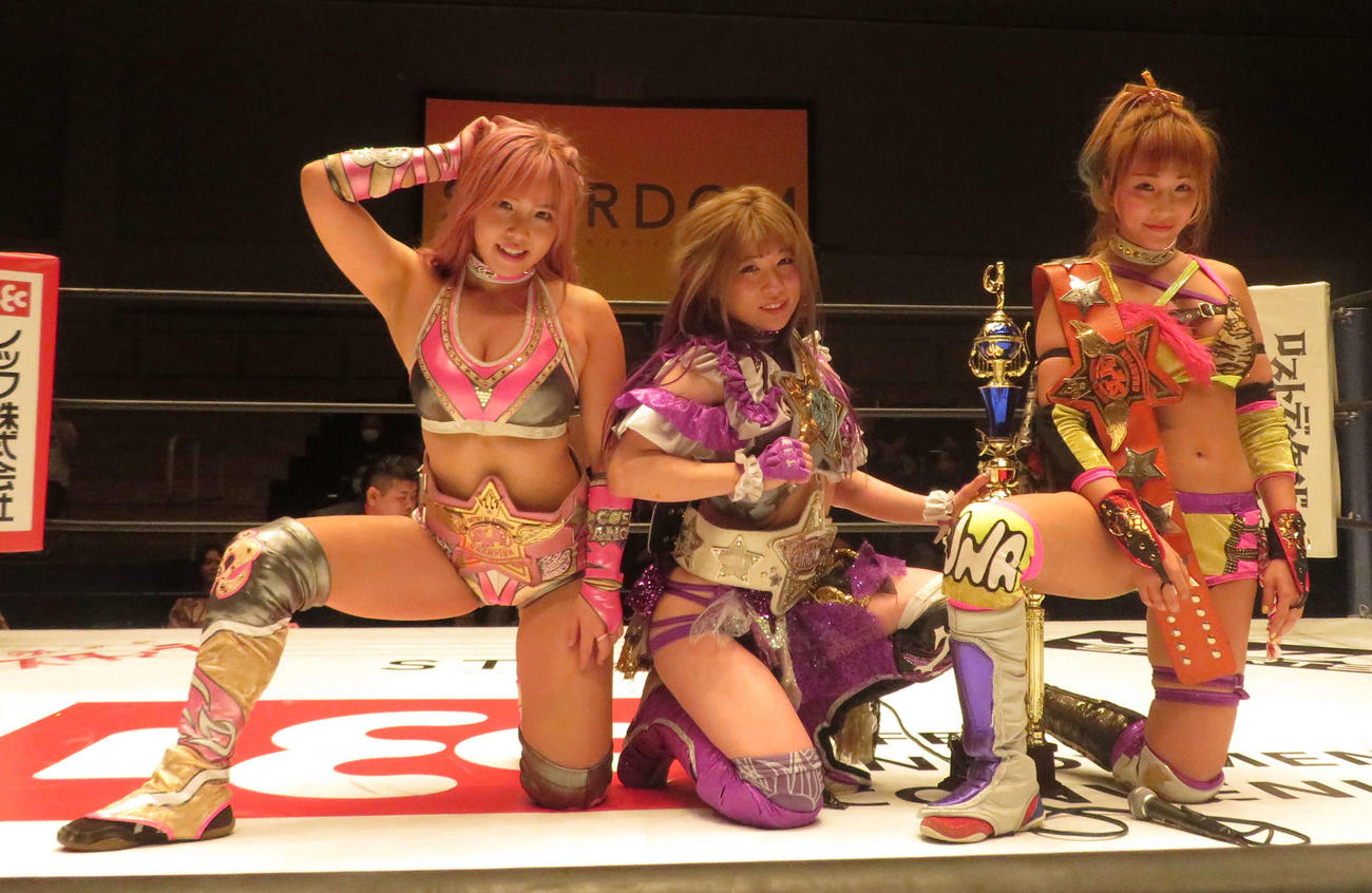 アーティスト・オブ・スターダムの初防衛に成功した、左から白川未奈、中野たむ、ウナギ・サヤカ（撮影・松熊洋介）