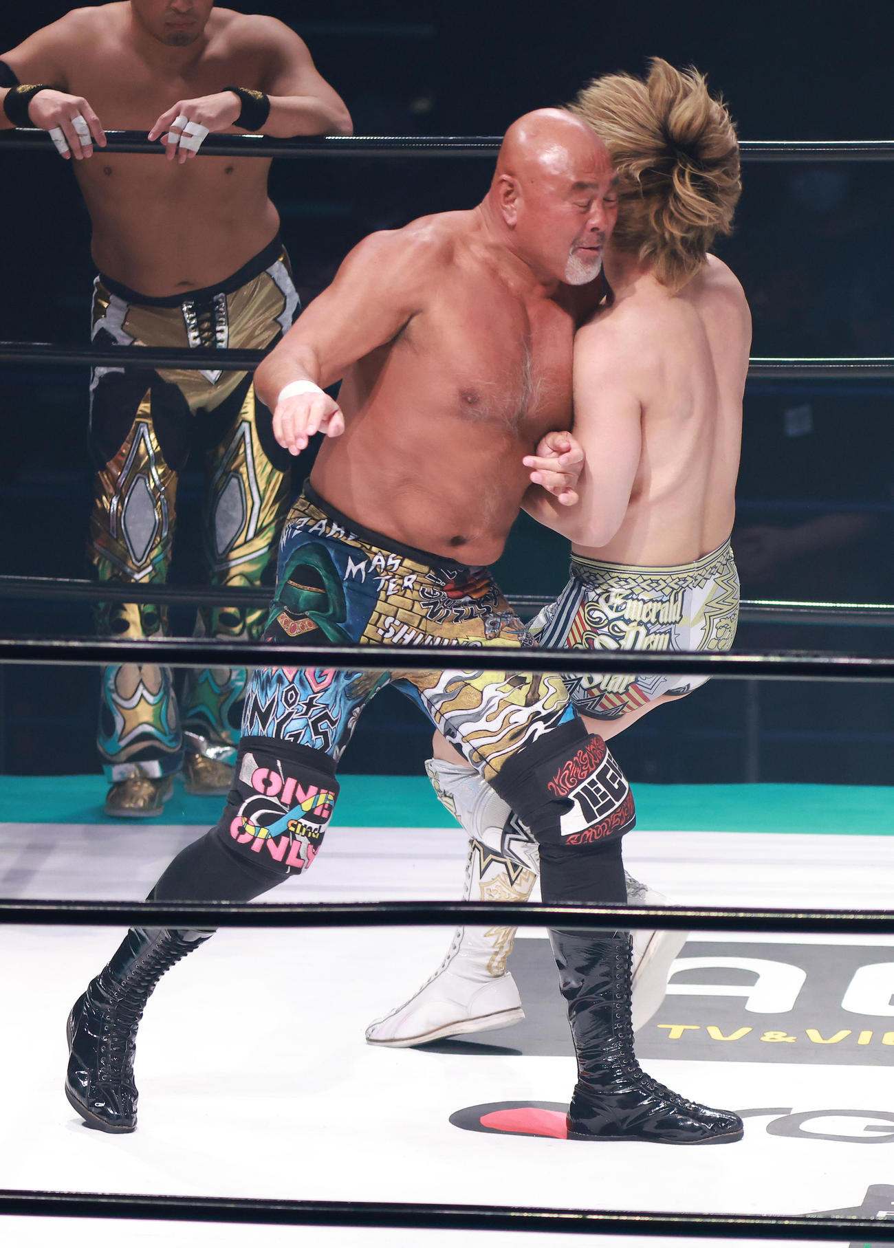 清宮（右）にショルダータックルを浴びせる武藤（撮影・中島郁夫）