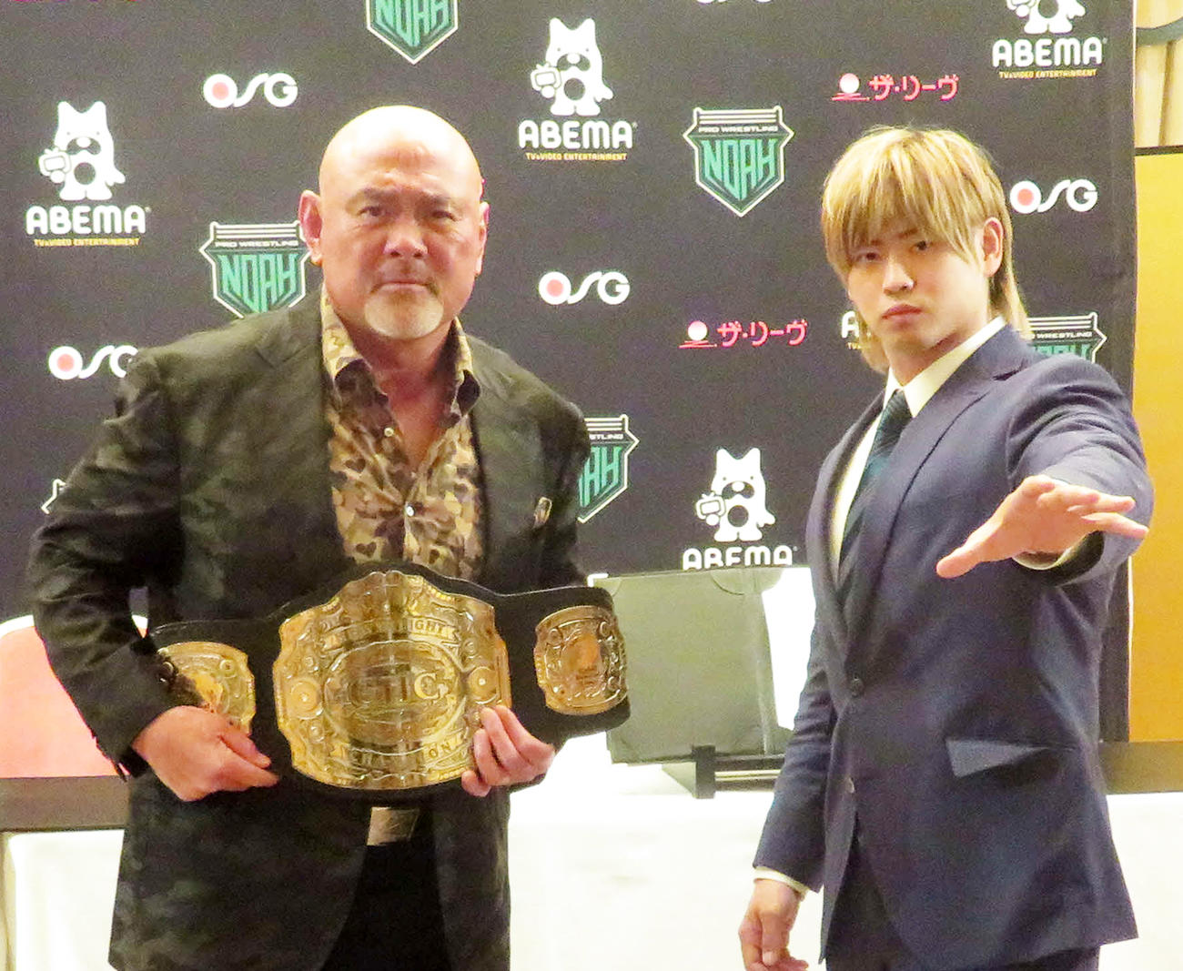 14日福岡大会でのGHCヘビー級選手権の調印式を行った武藤敬司（左）と挑戦者の清宮海斗（撮影・松熊洋介）