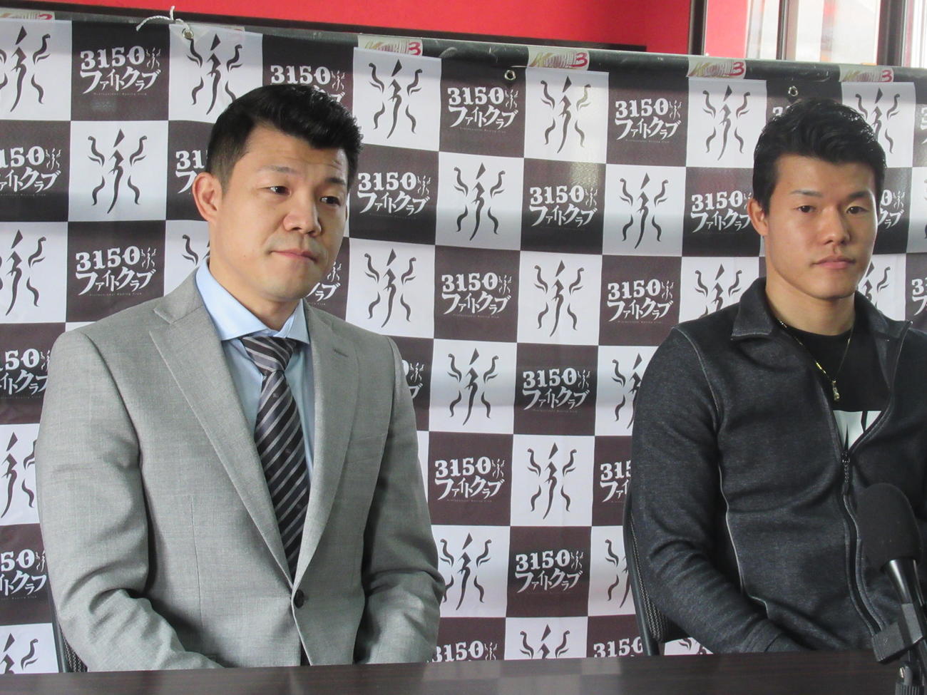 会見に臨む亀田興毅会長（左）と和毅（撮影・実藤健一）