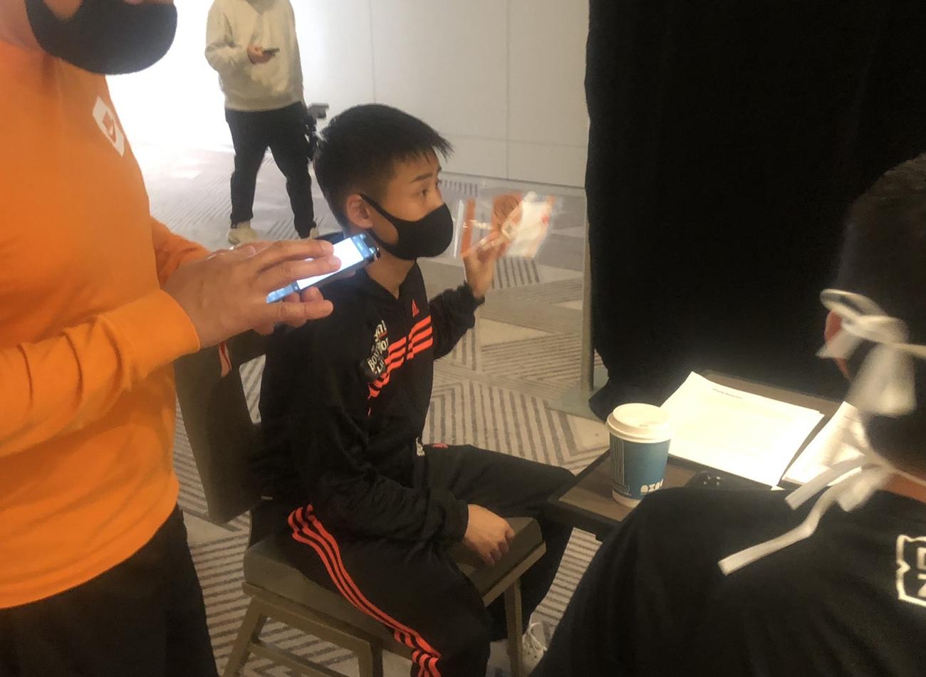 PCR検査を受ける京口紘人（ワタナベジム提供）