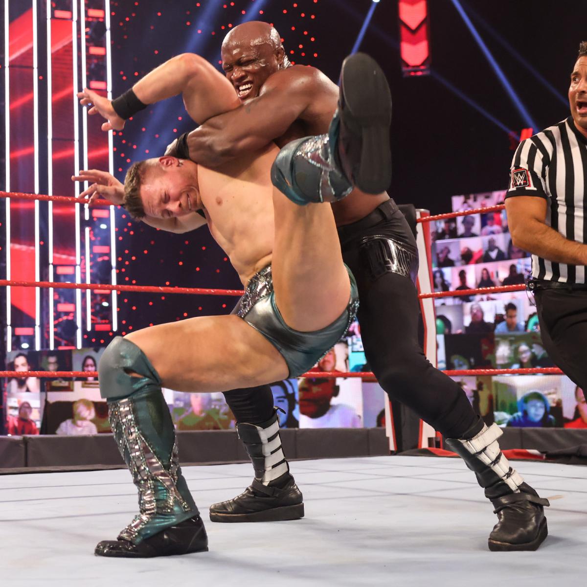 前王者ミズ（左）をハートロックで絞めるWWEヘビー級王者ラシュリー（C）2021 WWE, Inc. All Rights Reserved.
