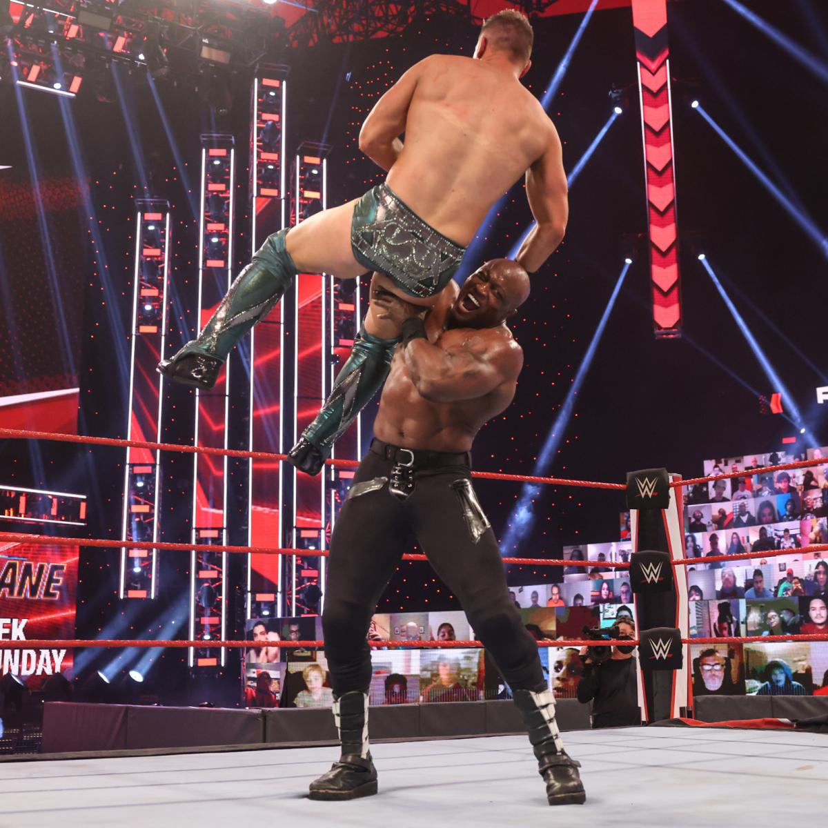 挑戦者のミズ（左）をチョークスラムで投げるWWEヘビー級王者ラシュリー（C）2021 WWE, Inc. All Rights Reserved.