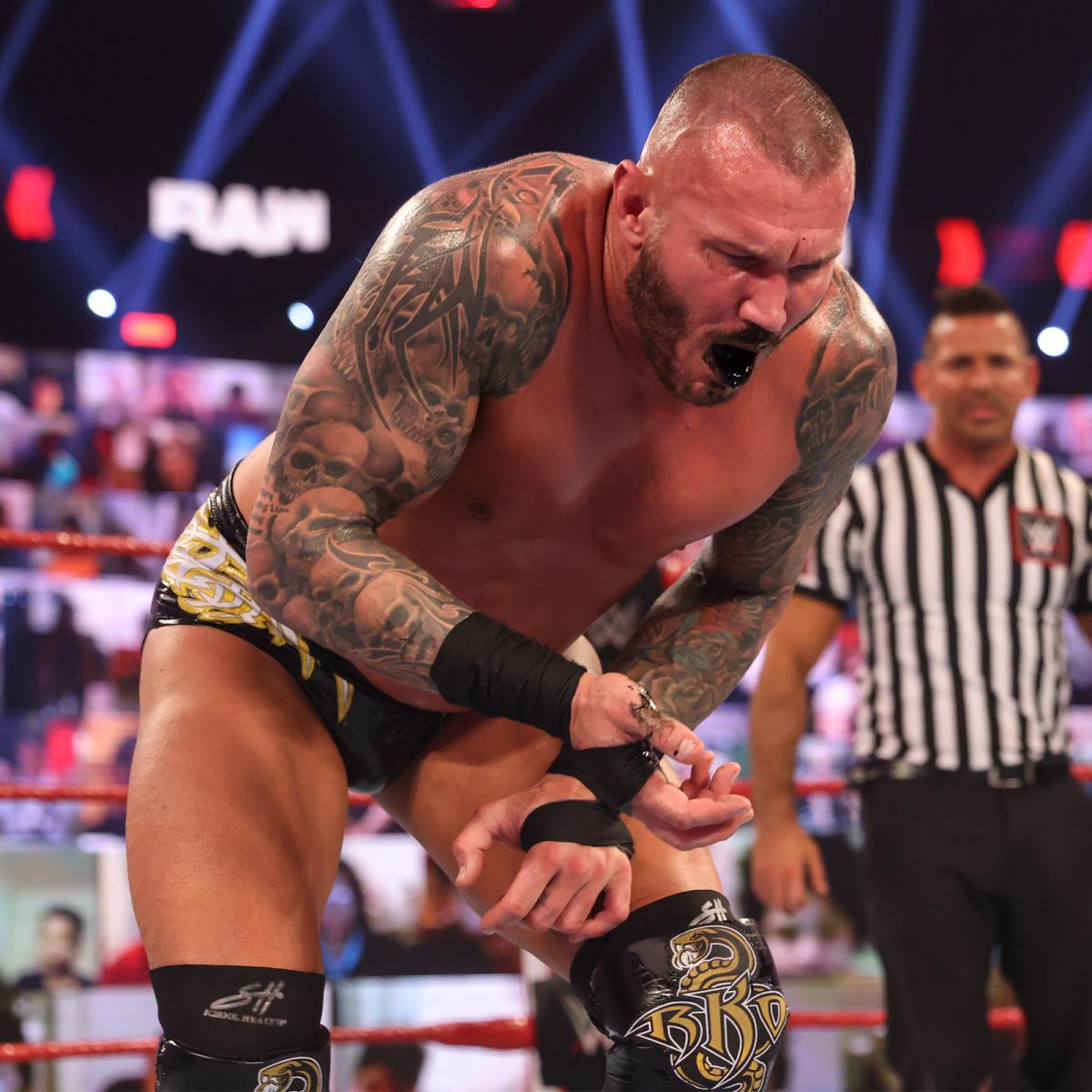 「小悪魔」ブリスの呪術を受け、黒い血を吐くオートン（C）2021 WWE, Inc. All Rights Reserved.